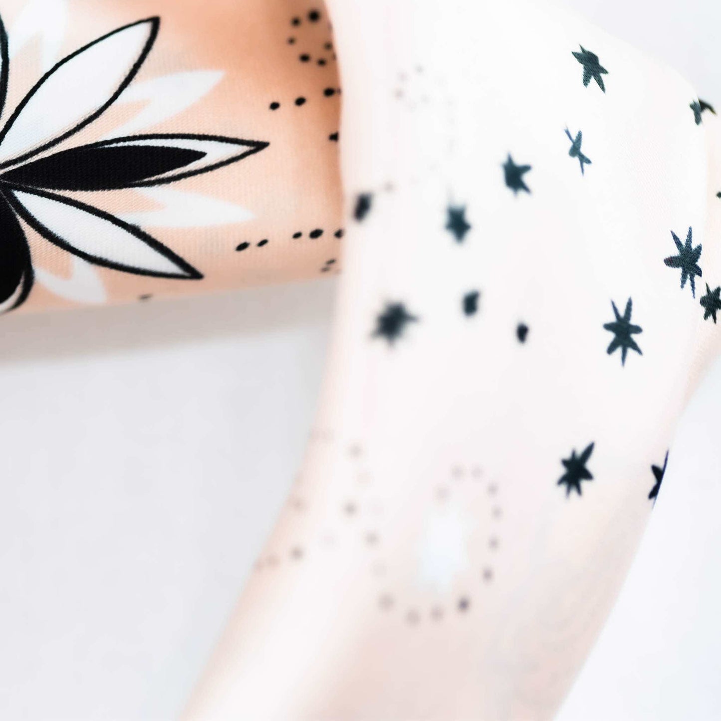 Eșarfă damă din satin, imprimeu cu flori abstracte și steluțe, 60 x 60 cm - Champagne