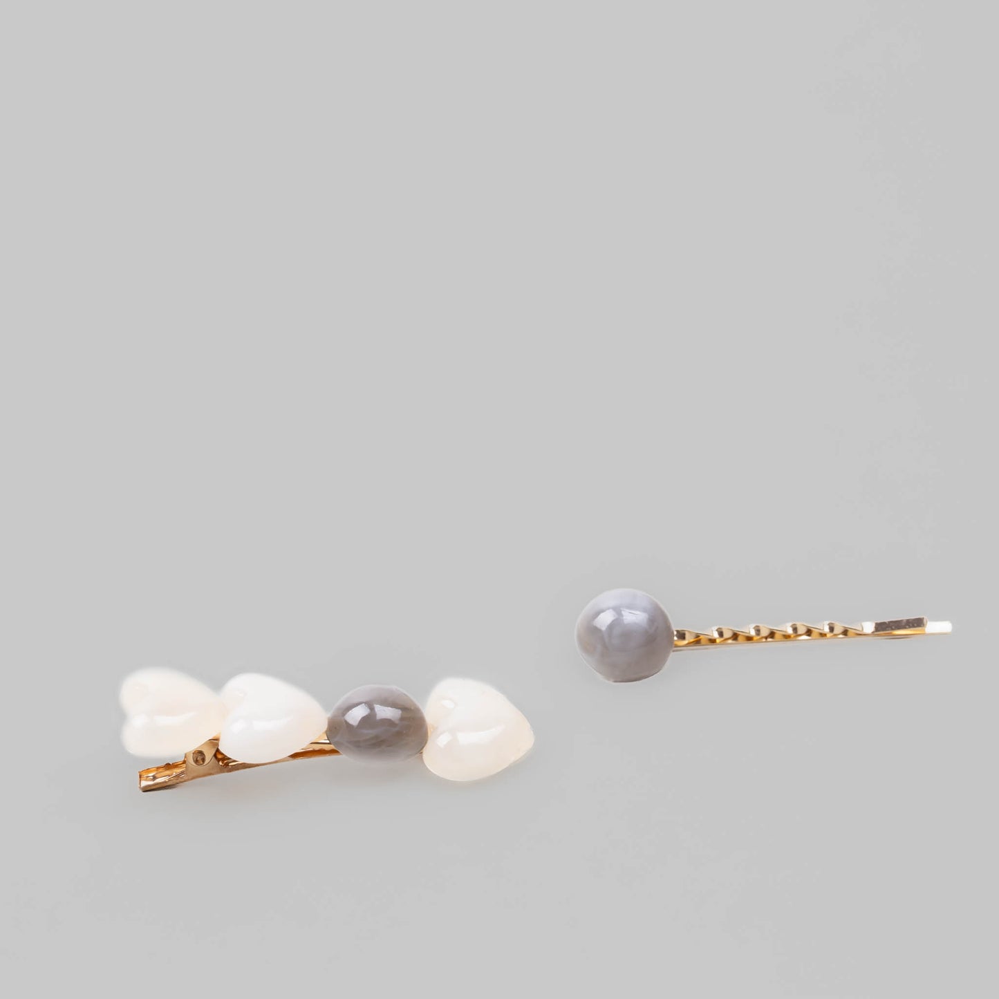 Agrafe de păr tip aligator cu pietre efect bomboană și inimi, set 2 buc - Crem, Gri