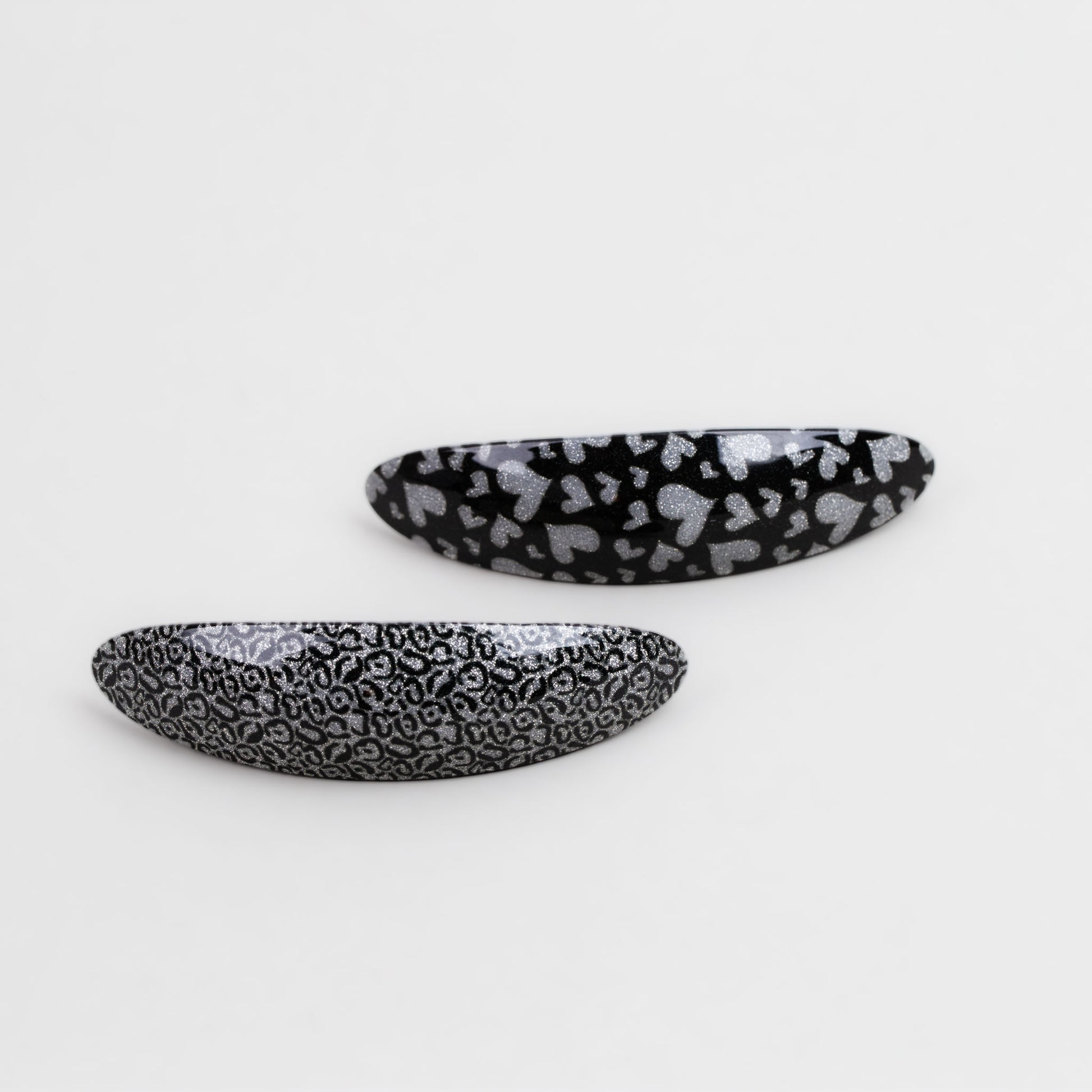 Agrafe franțuzești cu formă eliptică, imprimeu cu inimi și alte forme, textură marmorată sclipitoare, set 2 buc - Negru, Argintiu
