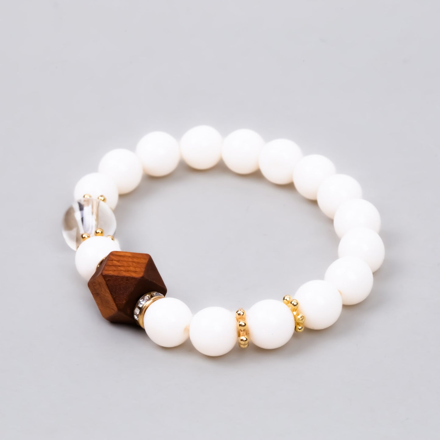 Brățară elastică cu mărgele, detalii aurii și charm tetra - Alb