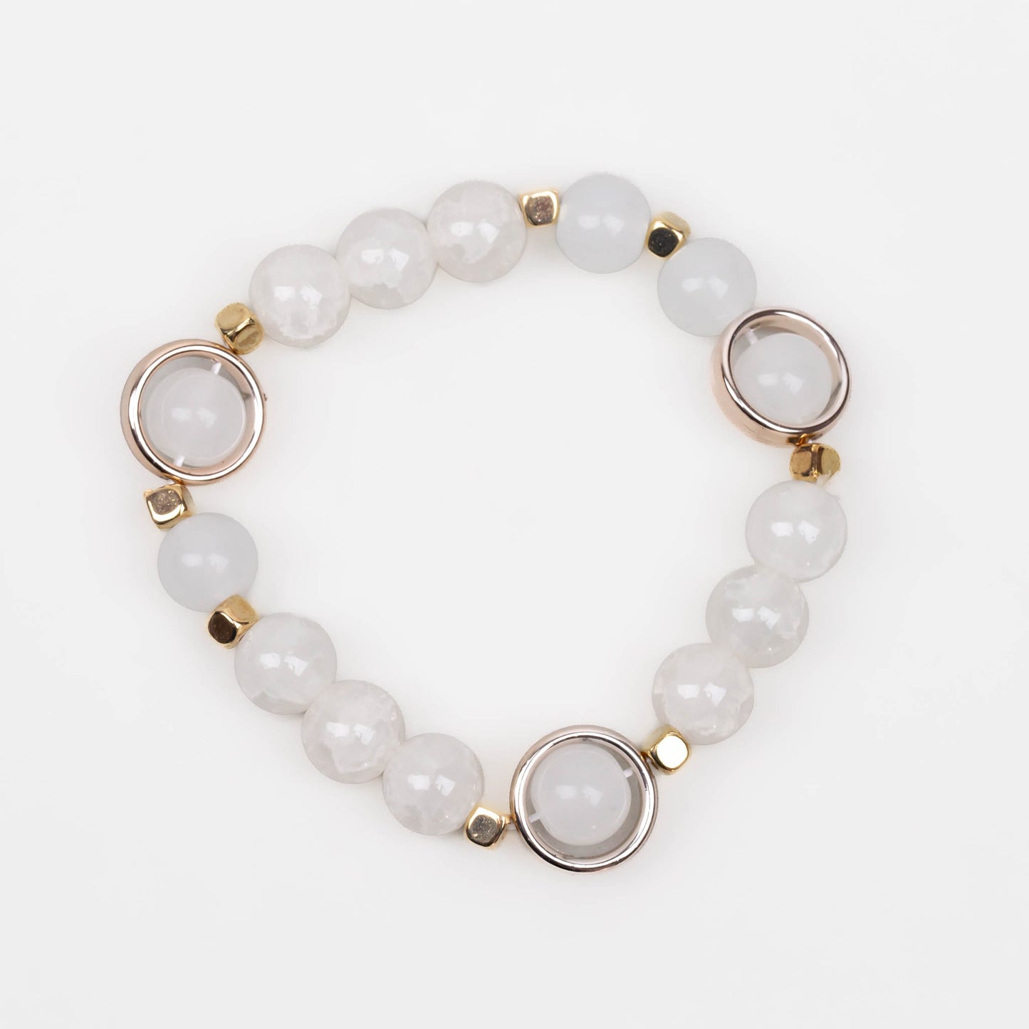 Brățară elastică cu mărgele marmorate și elemente aurii - Alb
