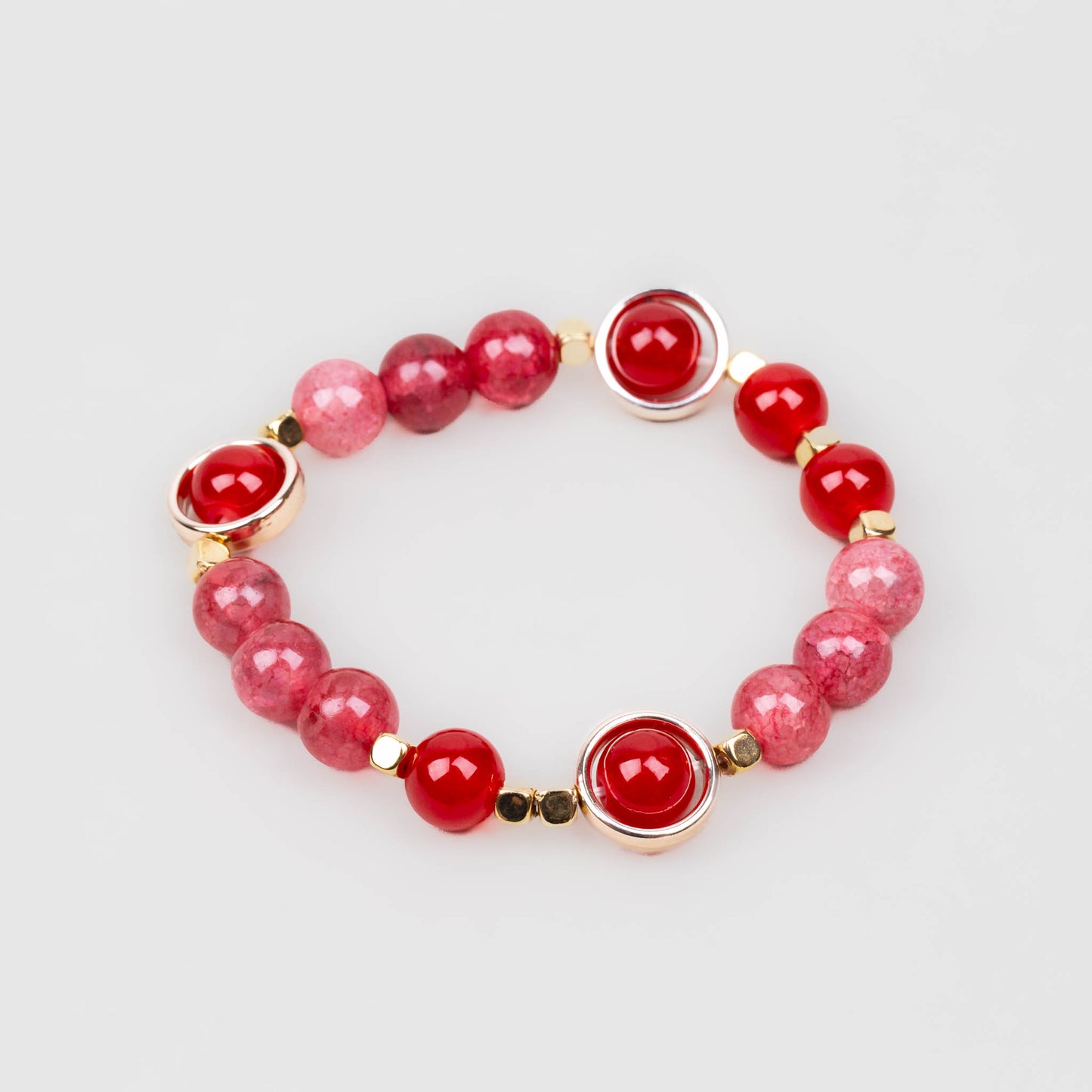 Brățară elastică cu mărgele marmorate și elemente aurii - Roșu