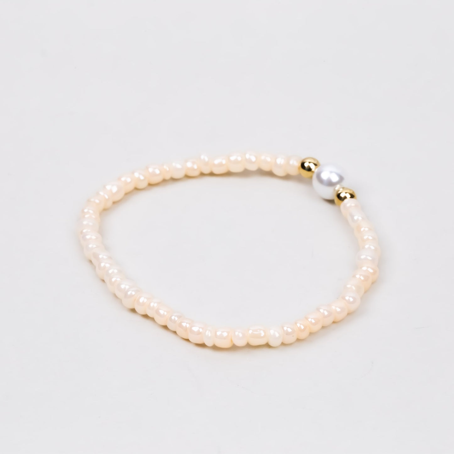 Brățară elastică cu mărgele mici, biluțe și perlă - Crem