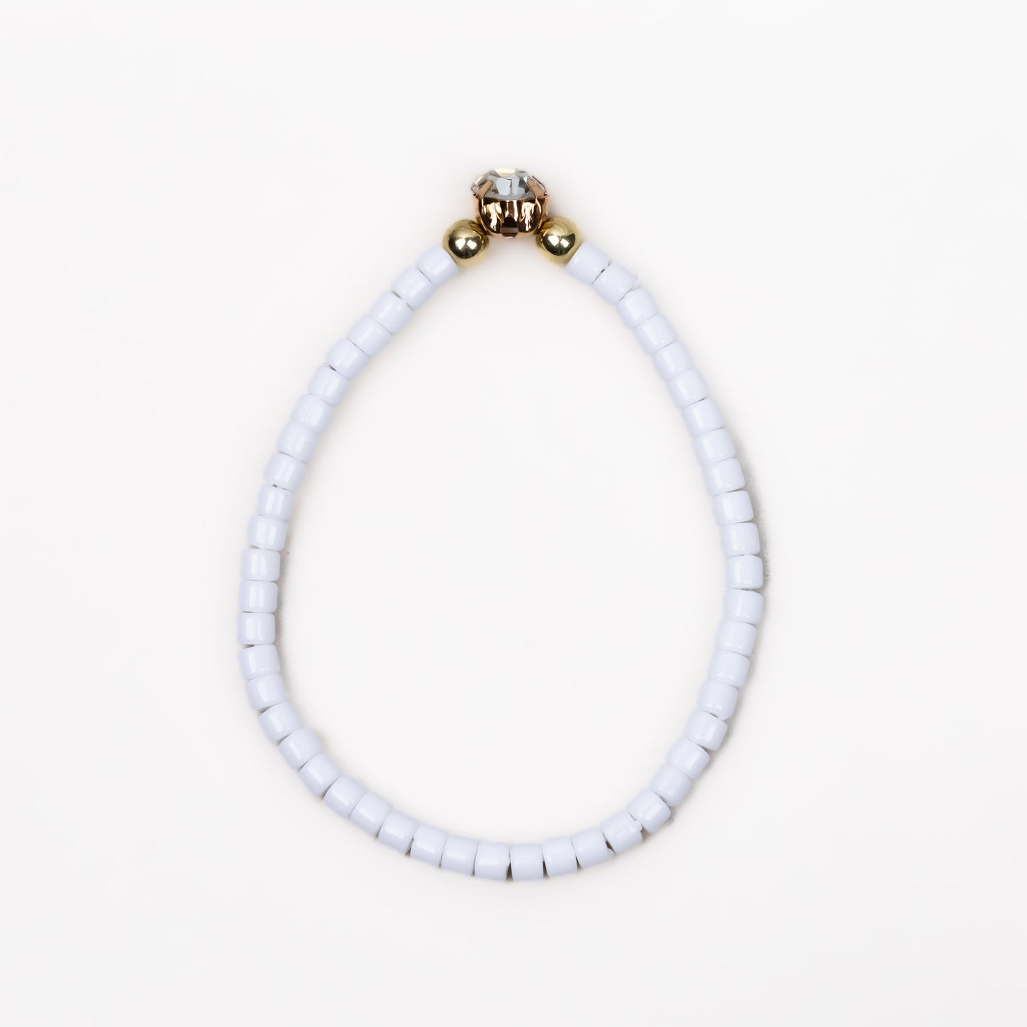 Brățară elastică cu mărgele mici și charm cu piatră strălucitoare - Alb