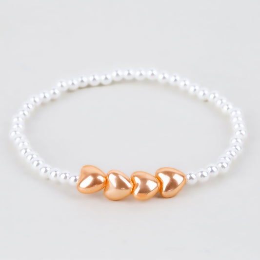 Brățară elastică cu perle mici și charm-uri în formă de inimă - Alb