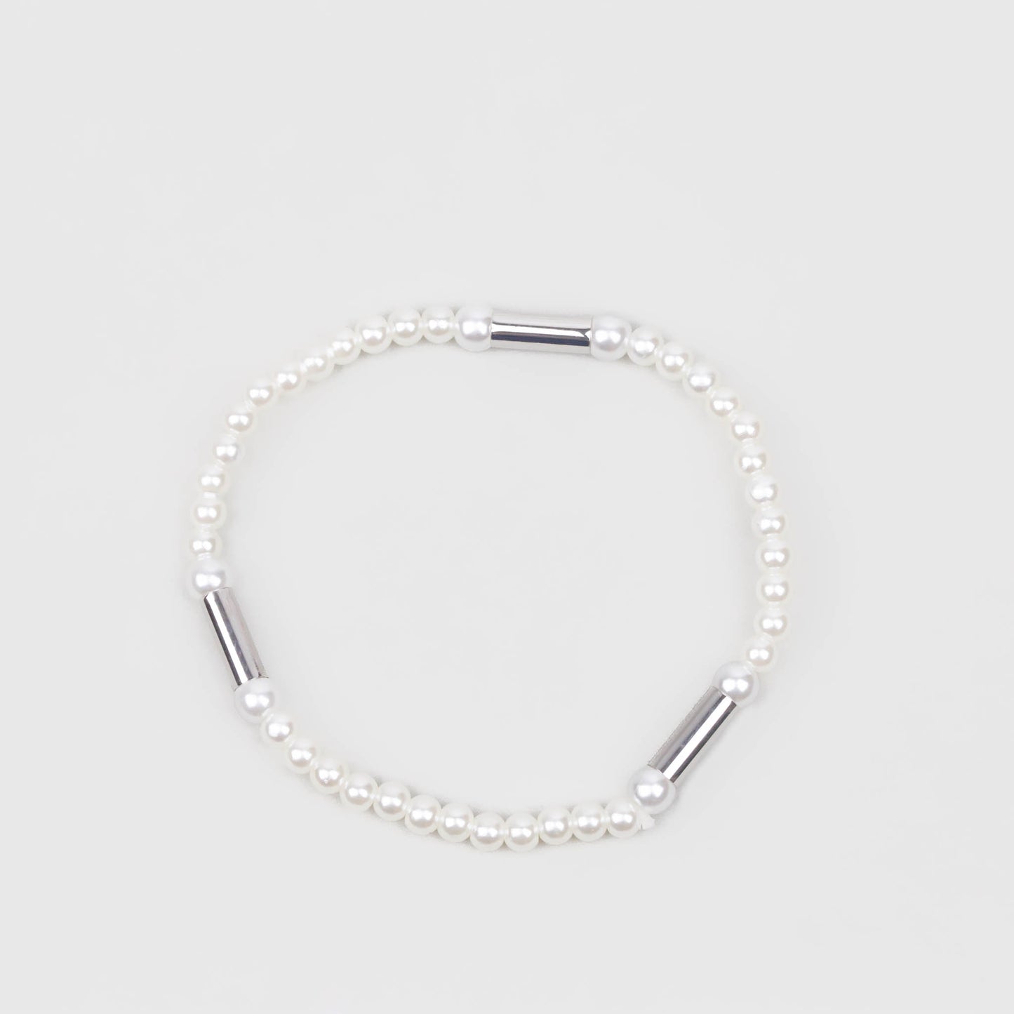 Brățară elastică cu perle mici și secțiuni argintii - Alb