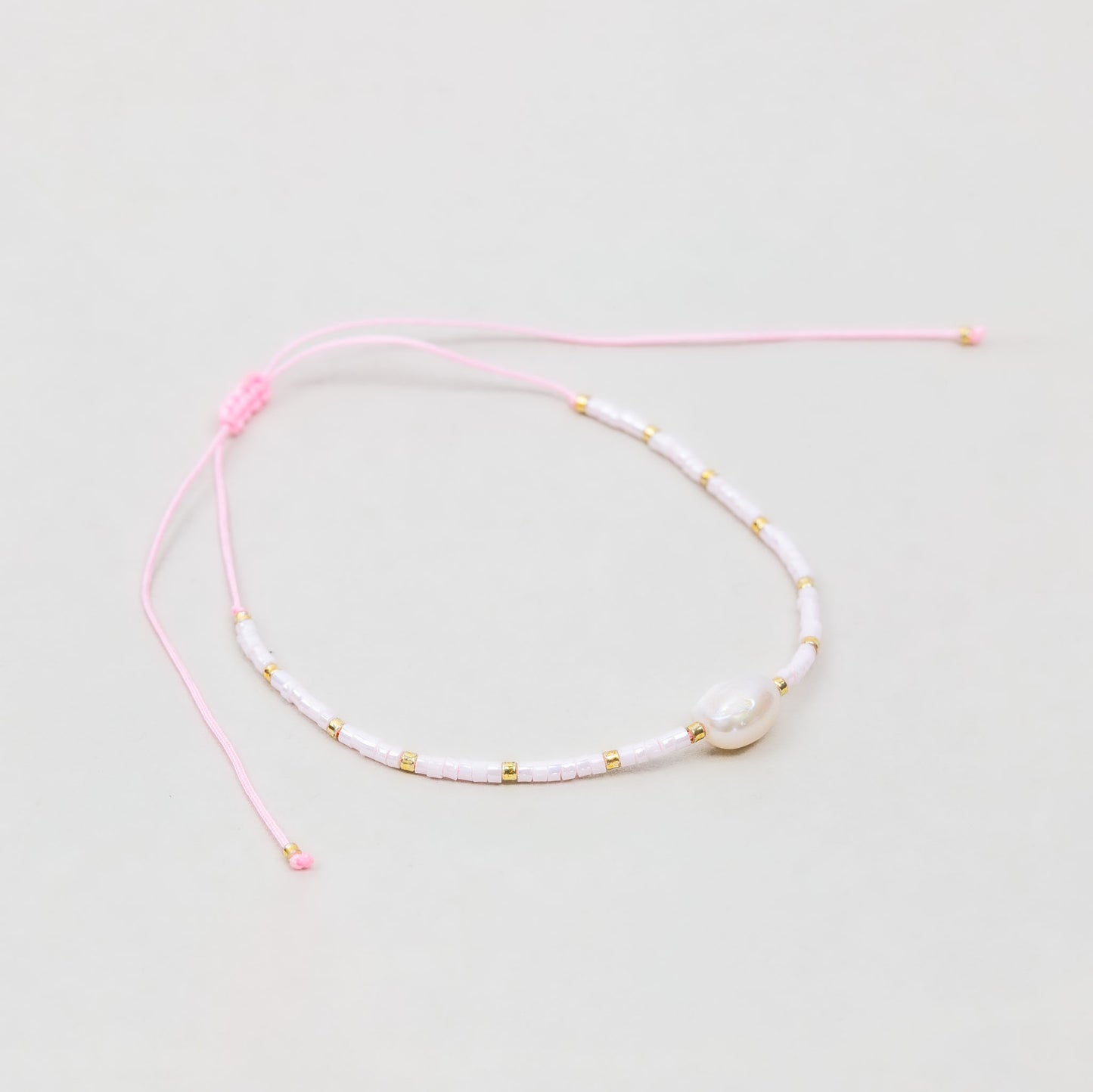 Brățară reglabilă cu șnur și perlă - Roz