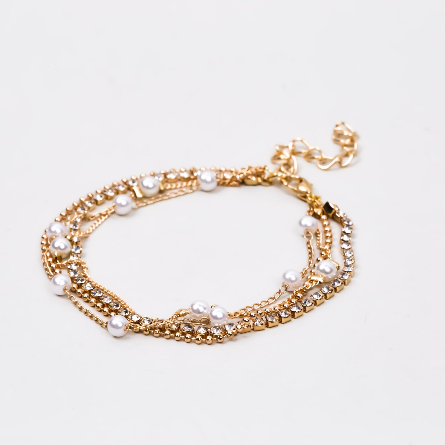 Brățară reglabilă în 4 straturi cu lănțișor fin, biluțe și ștrasuri - Auriu, Alb