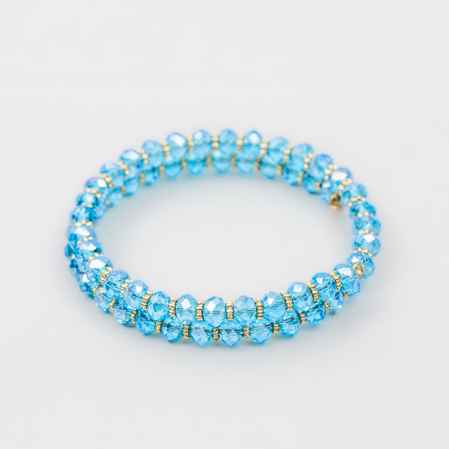 Brațară reglabilă pe arc cu pietre strălucitoare colorate - Albastru deschis