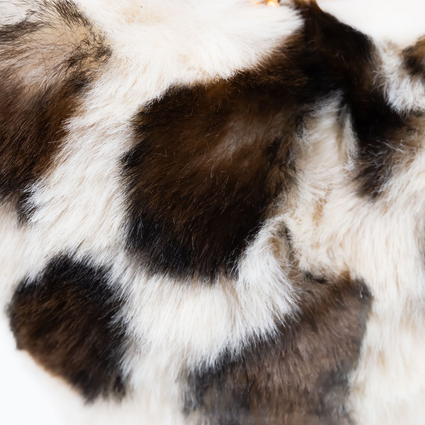 Breloc chei pufos în formă de inimă cu animal print - Alb maro