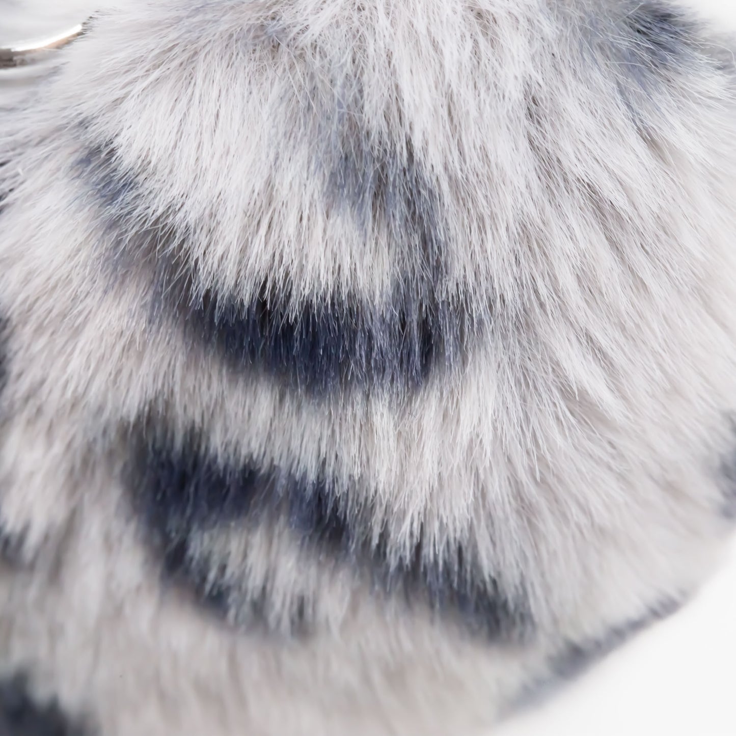 Breloc chei pufos în formă de inimă cu animal print - Gri