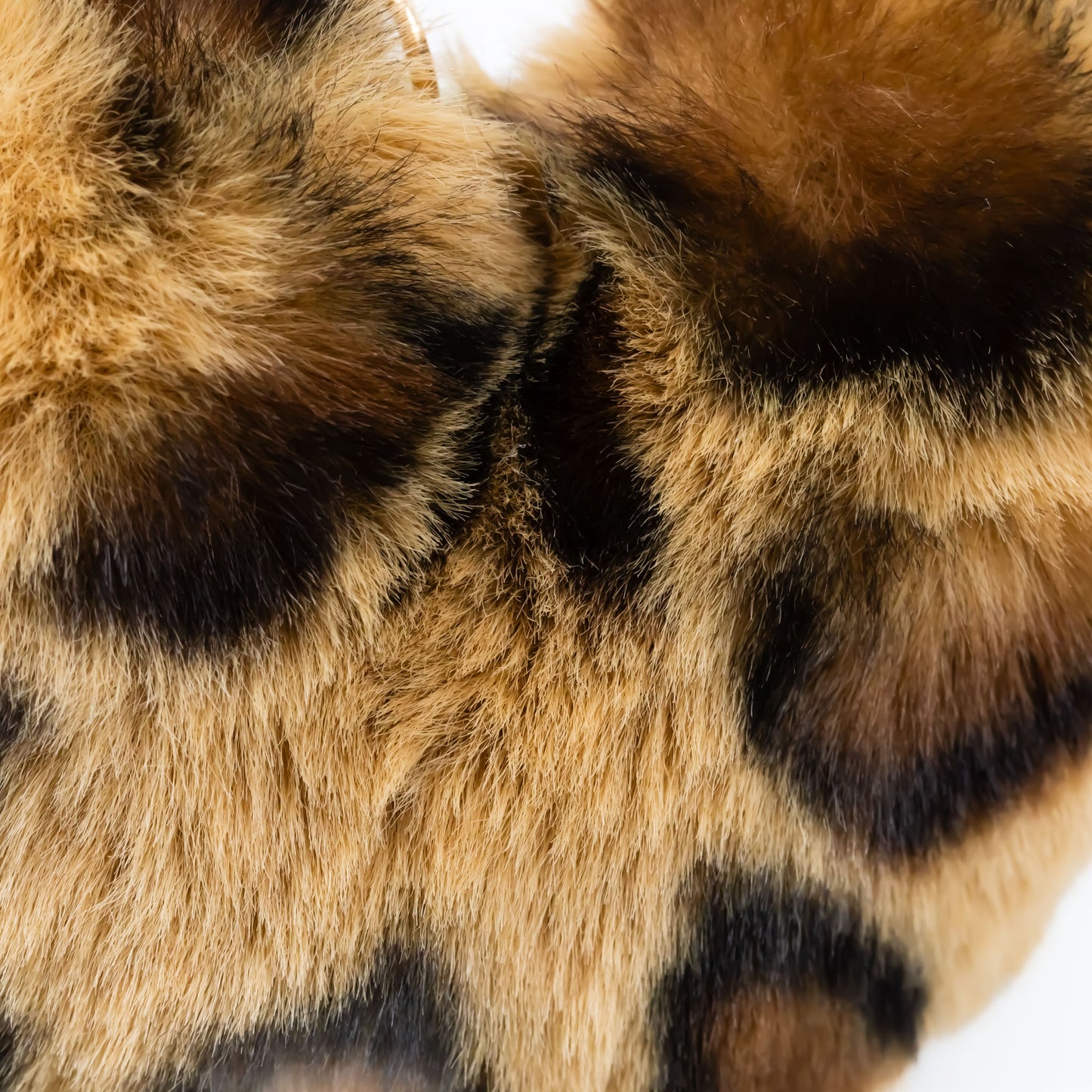 Breloc chei pufos în formă de inimă cu animal print - Maro