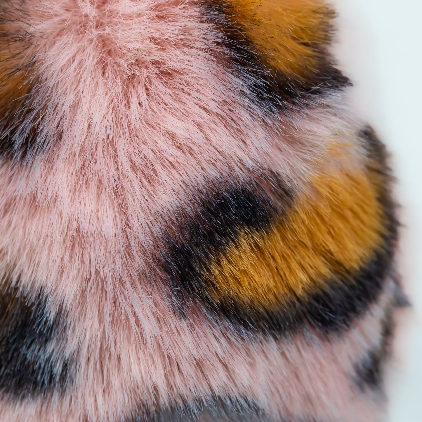 Breloc chei pufos în formă de inimă cu animal print - Roz sepia