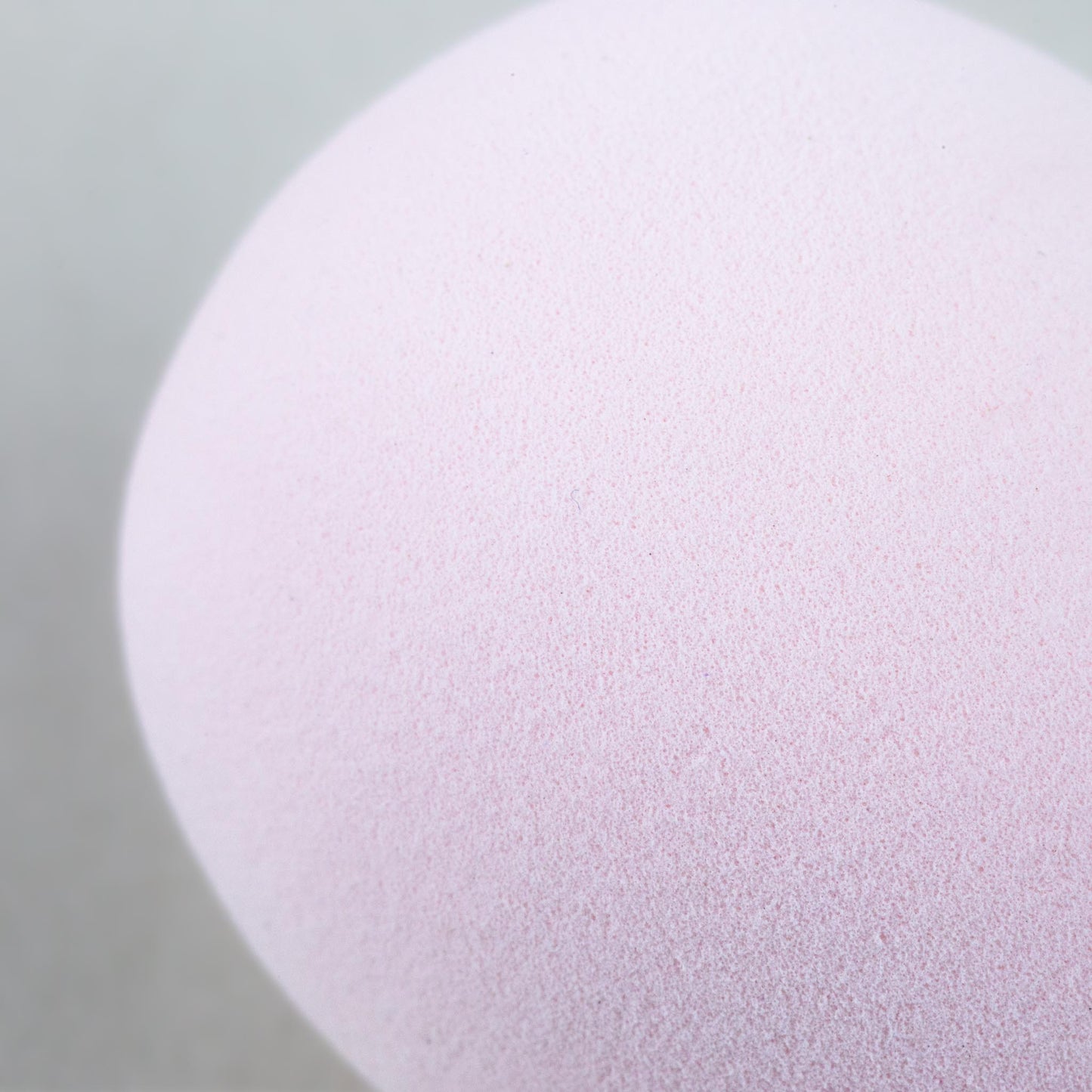 Burete machiaj Egg, 6 cm - Alb Roz