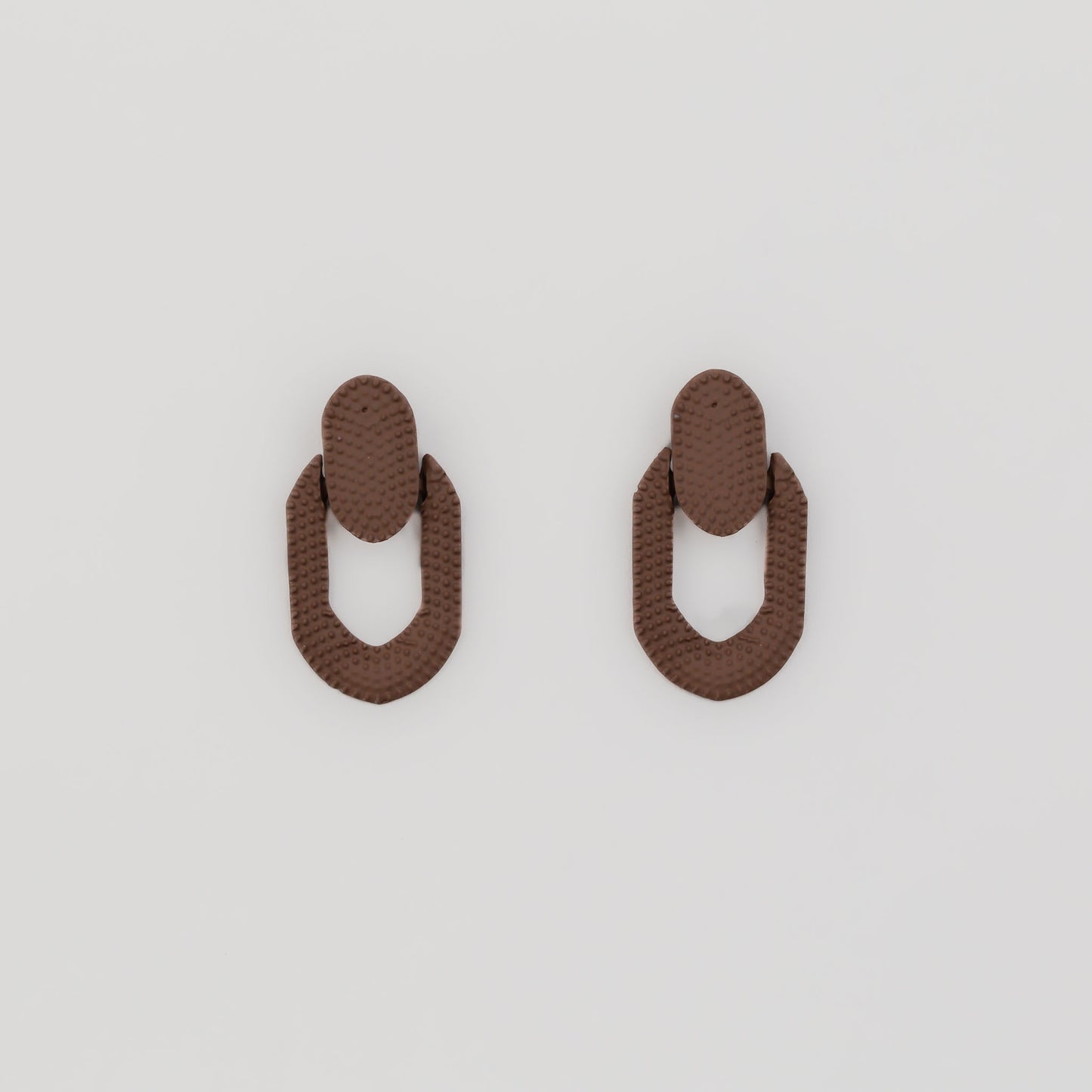 Cercei 2088 cu formă de cataramă texturată - Maro