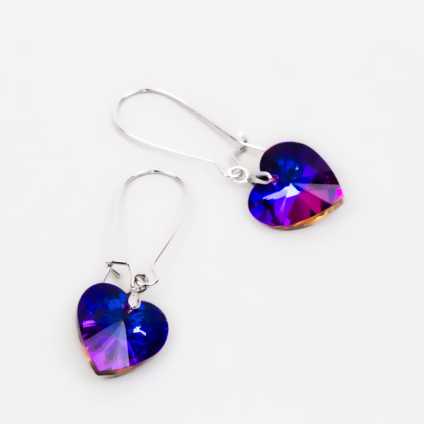 Cercei lungi cu piatră strălucitoare în formă de inimă - Mov
