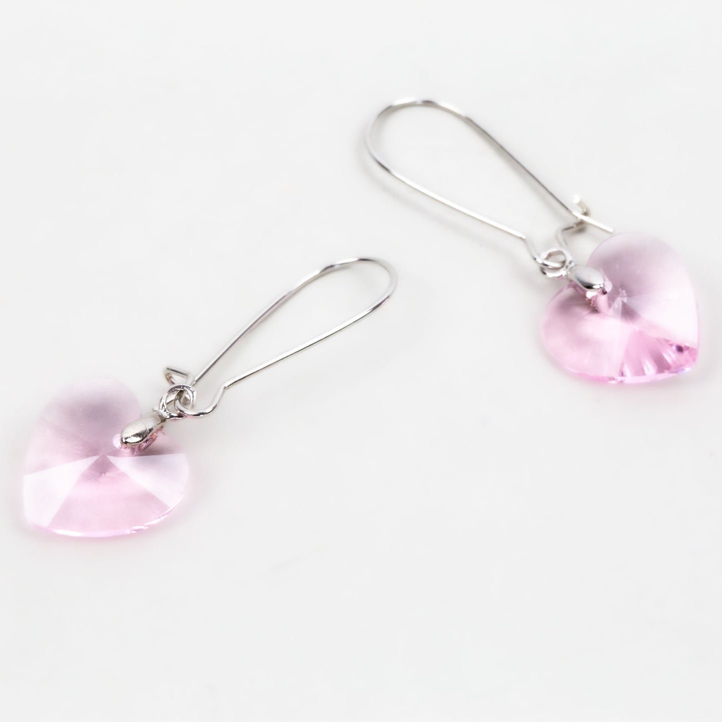 Cercei lungi cu piatră strălucitoare în formă de inimă - Roz