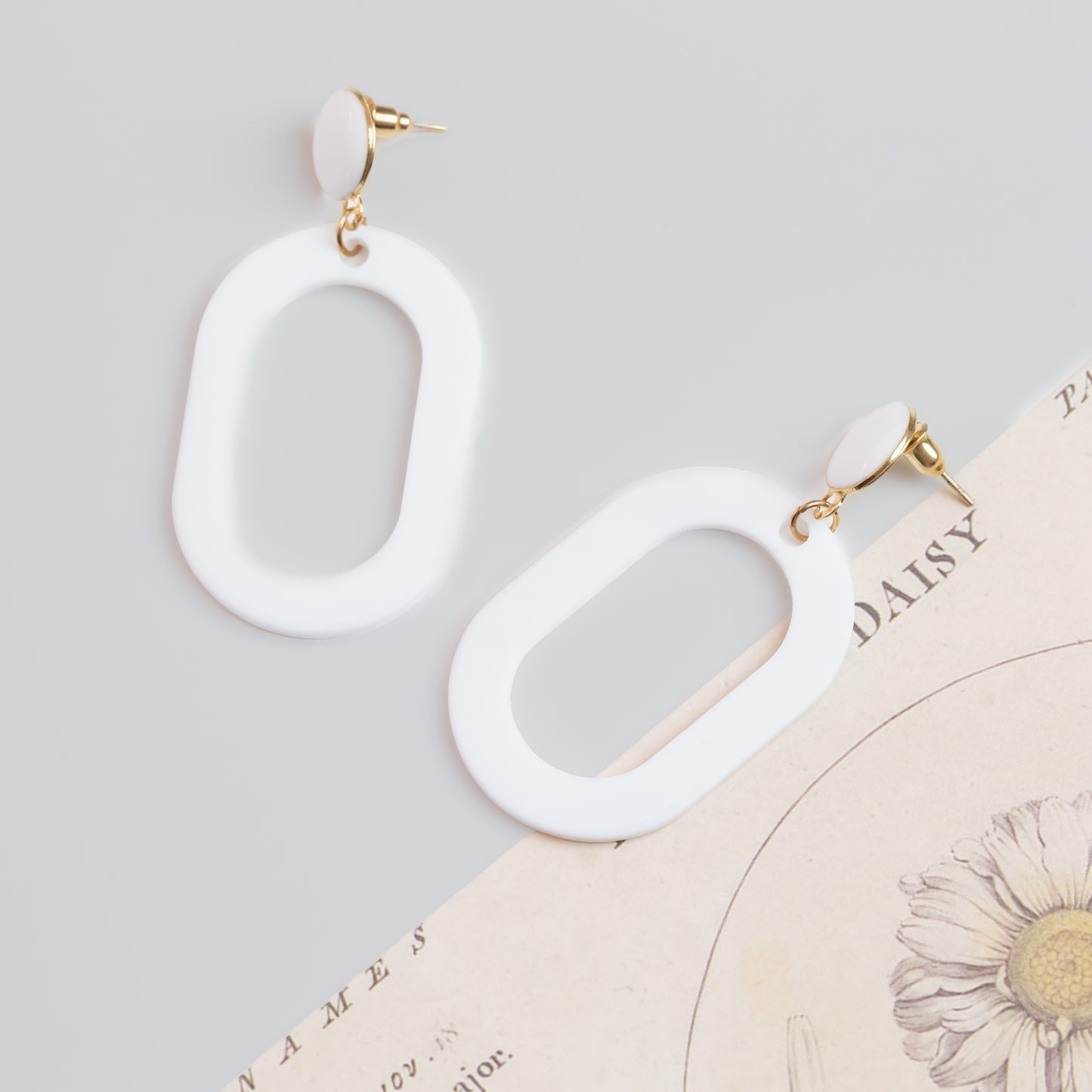 Cercei albi cu verigă ovală