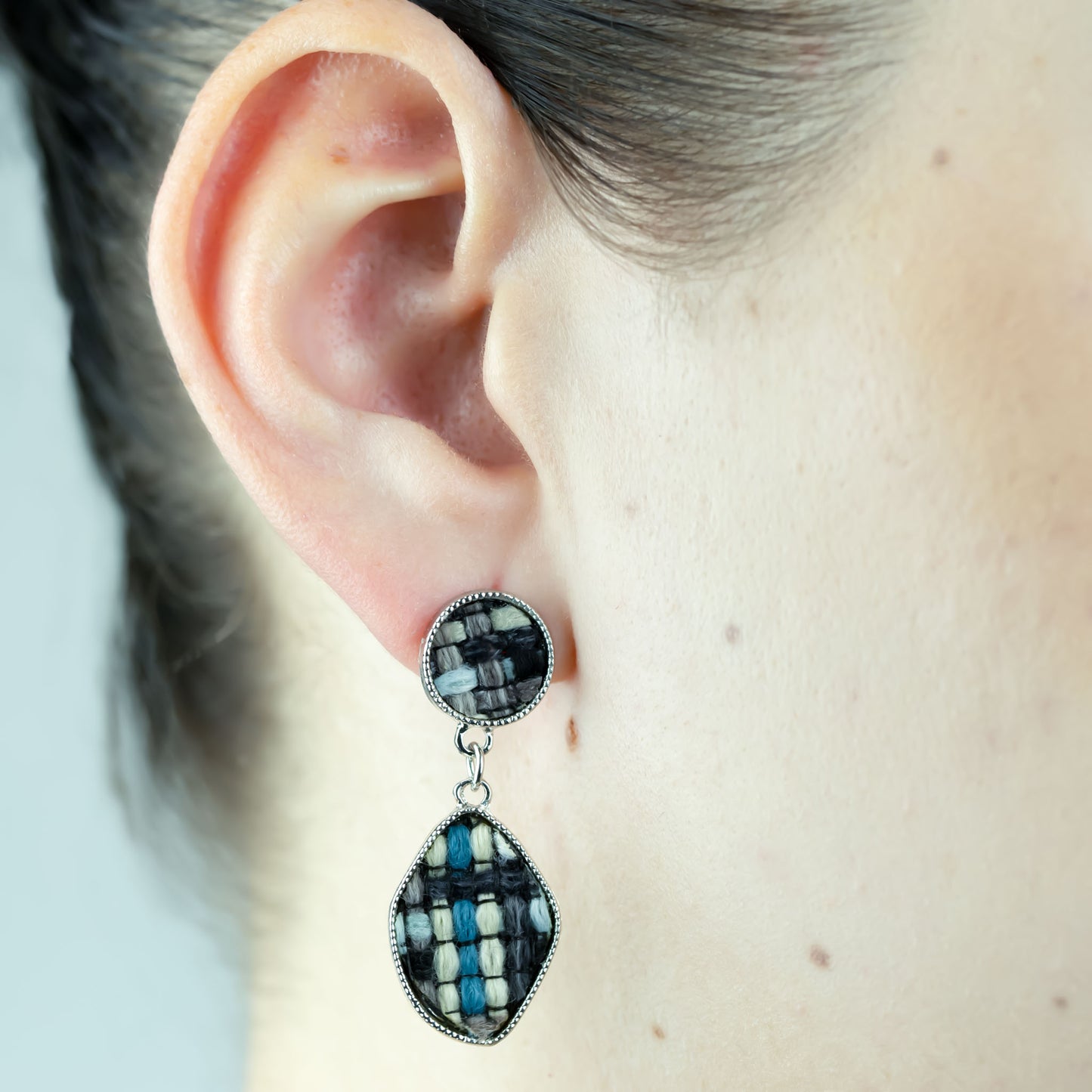 Cercei argintii cu material textil împletit - Gri, Albastru