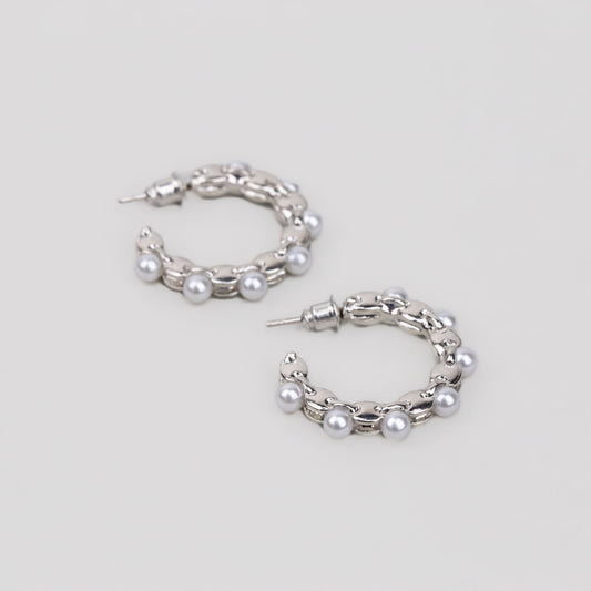 Cercei argintii rotunzi cu forme de zale și perle mici
