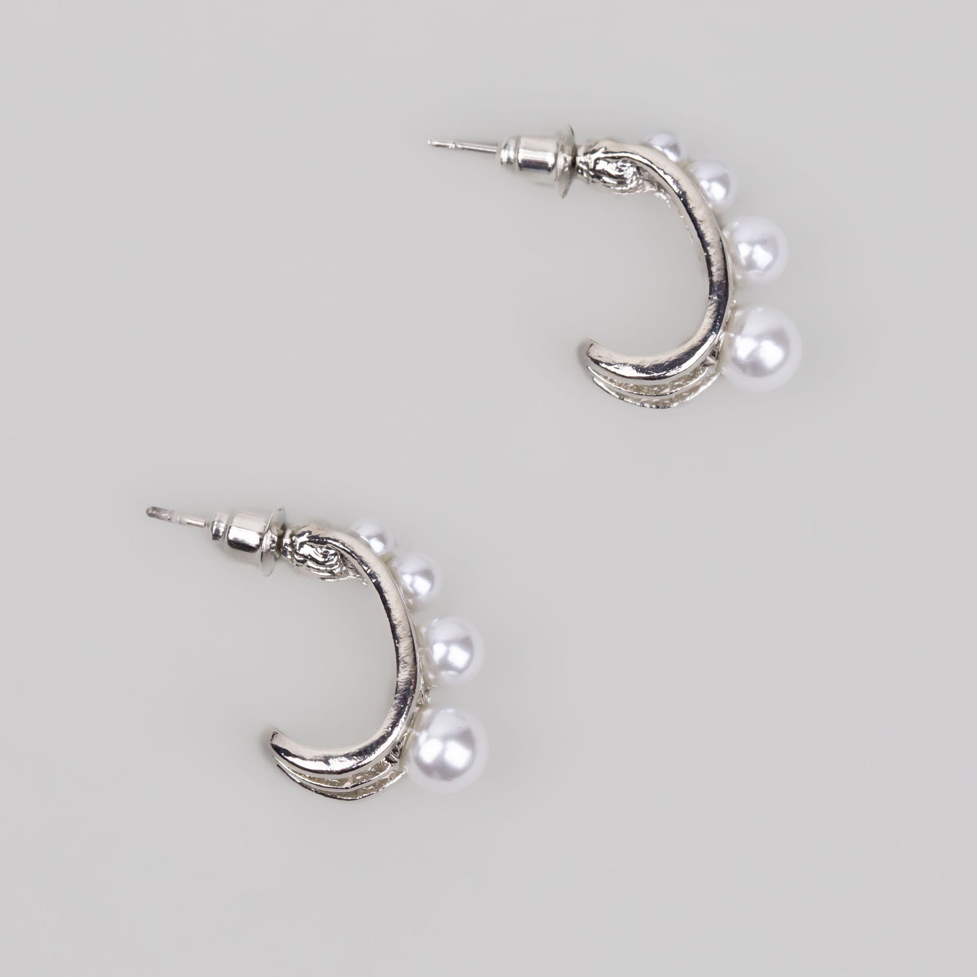 Cercei argintii semirotunzi cu perle mici
