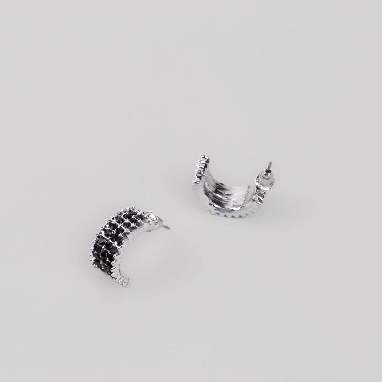 Cercei argintii semirotunzi cu ștrasuri delicate negre