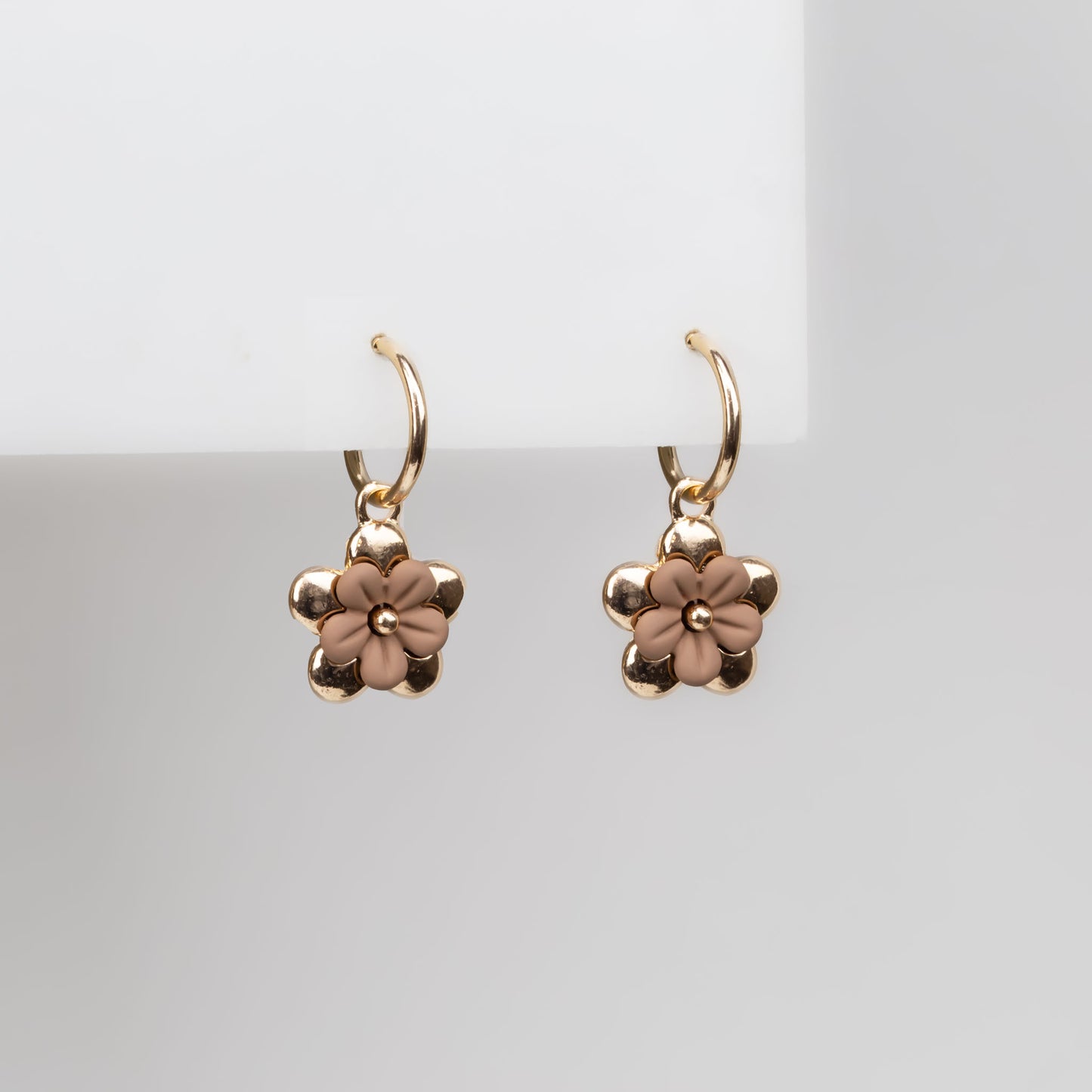 Cercei aurii cu floare și verigă