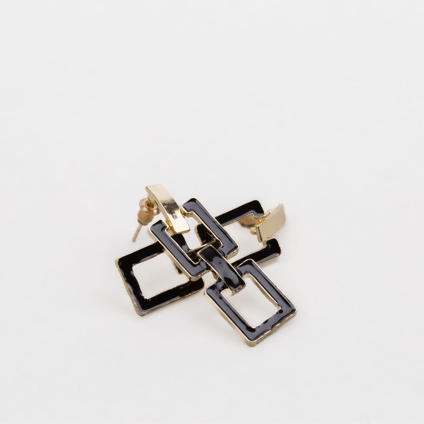 Cercei aurii cu formă de zale pătrate și accent negru