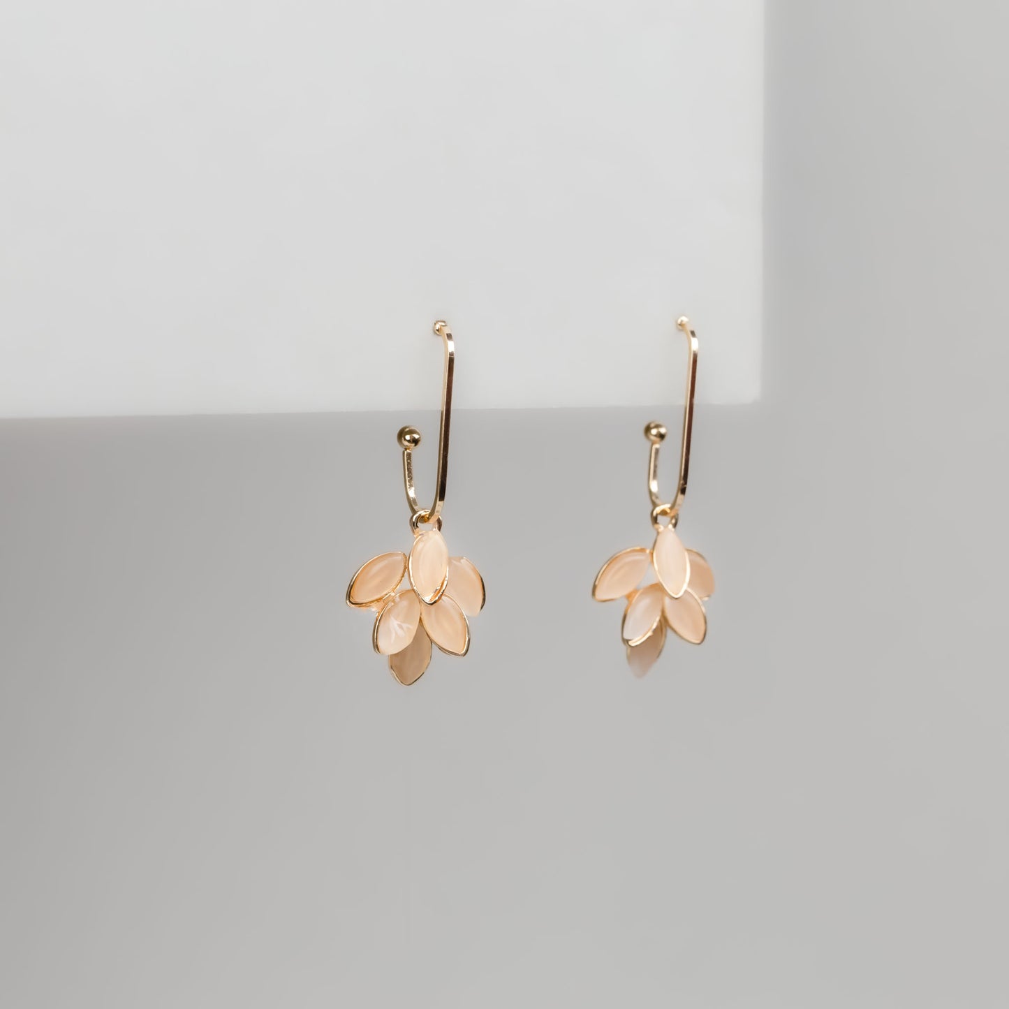 Cercei aurii cu pandantiv spic și pietre crem