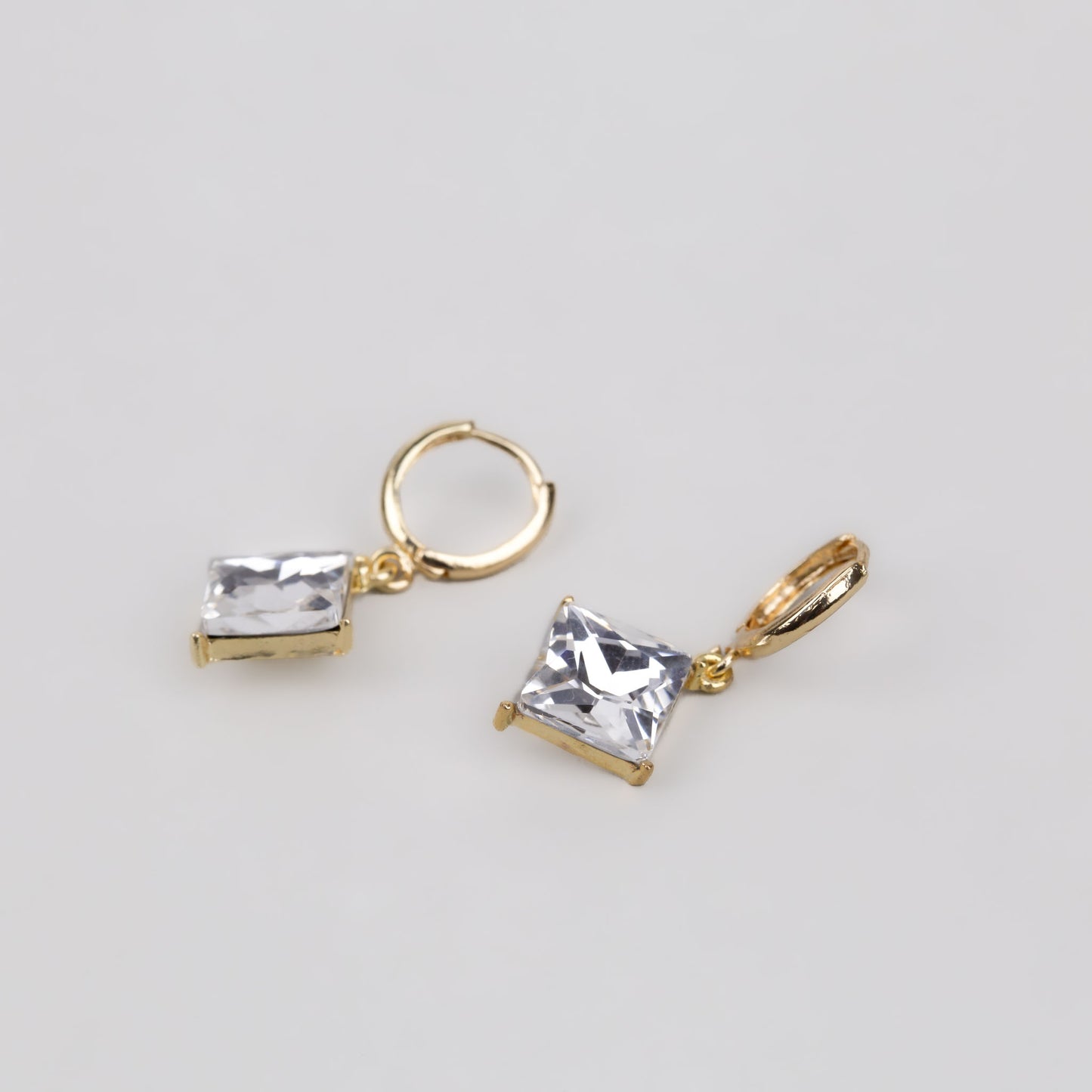 Cercei aurii cu piatră mare și tortiță - Argintiu