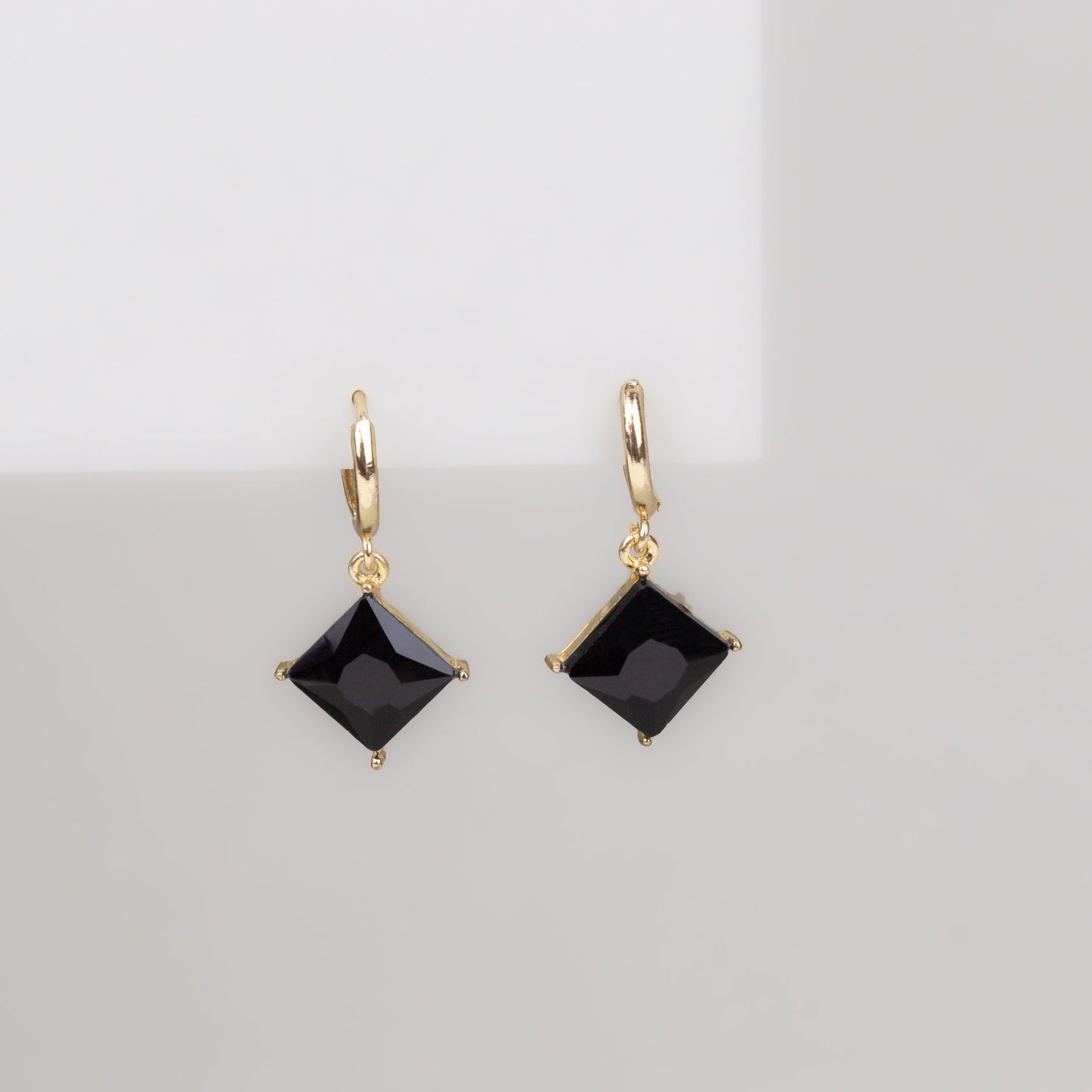 Cercei aurii cu piatră mare și tortiță - Negru