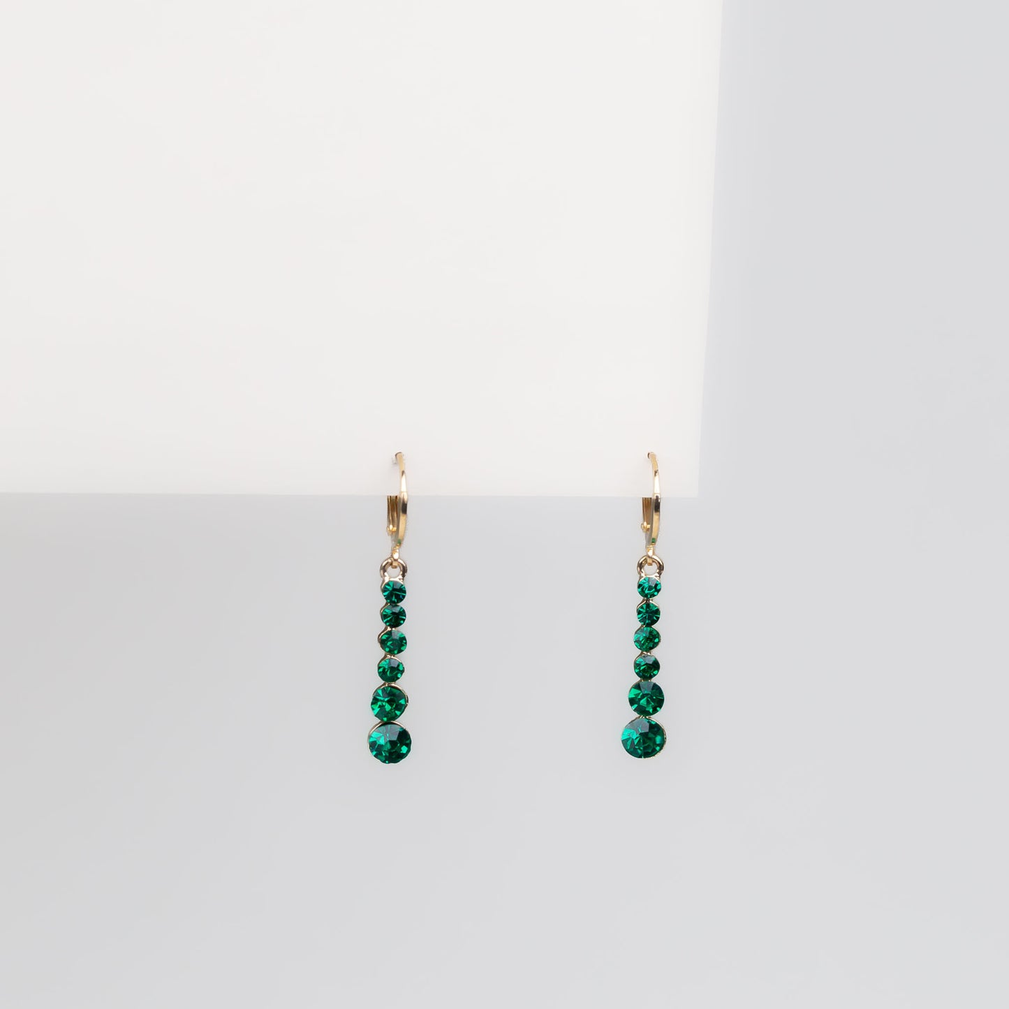 Cercei aurii cu pietre verzi strălucitoare