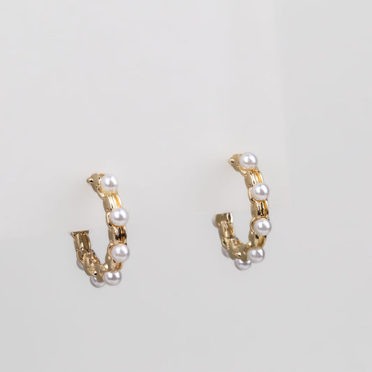 Cercei aurii rotunzi cu forme de zale și perle mici
