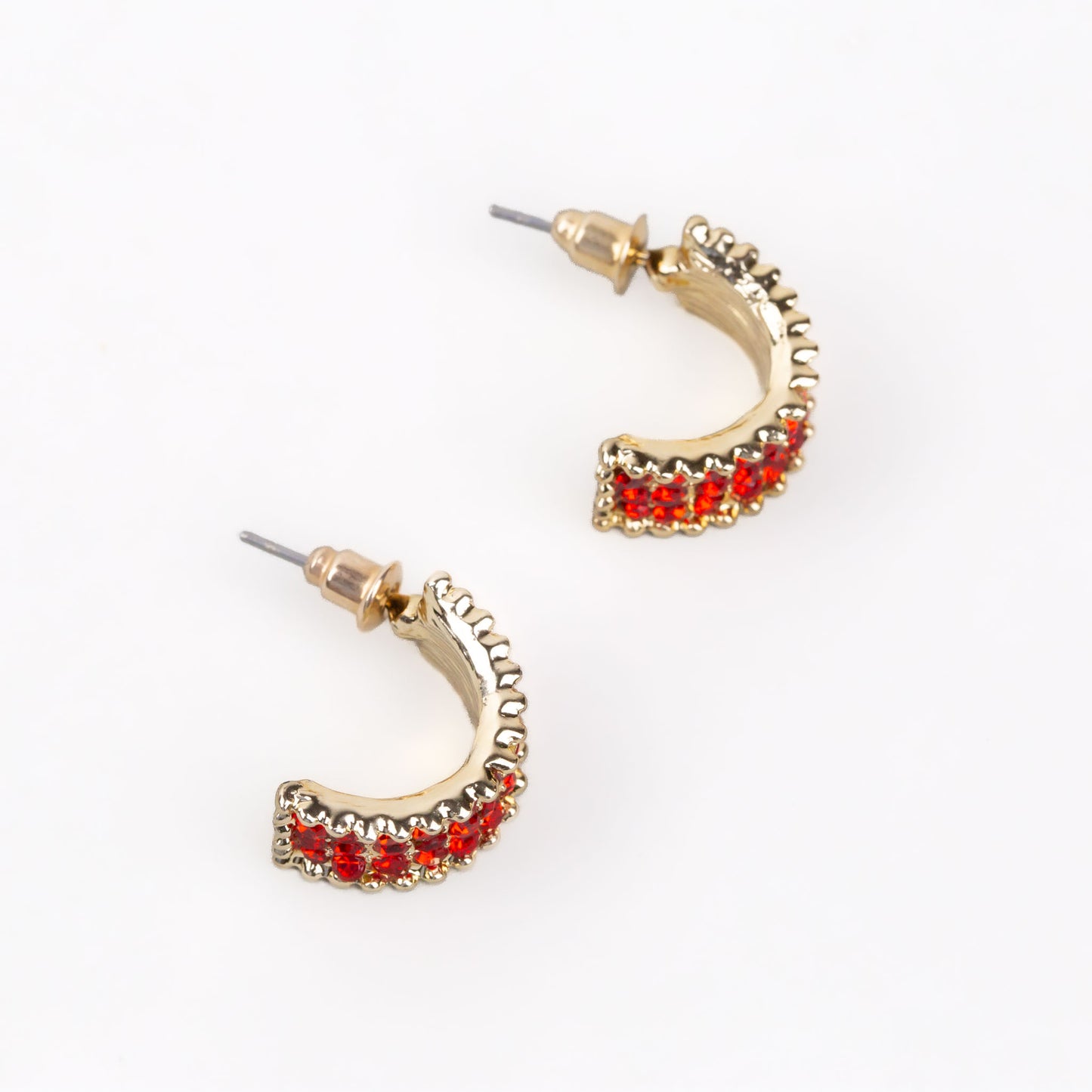 Cercei aurii semirotunzi cu ștrasuri delicate - Roșu