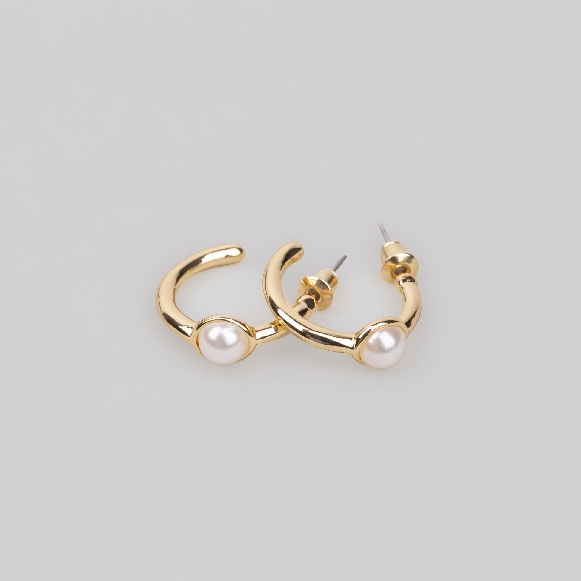 Cercei aurii semirotunzi în stil minimal cu perlă mică