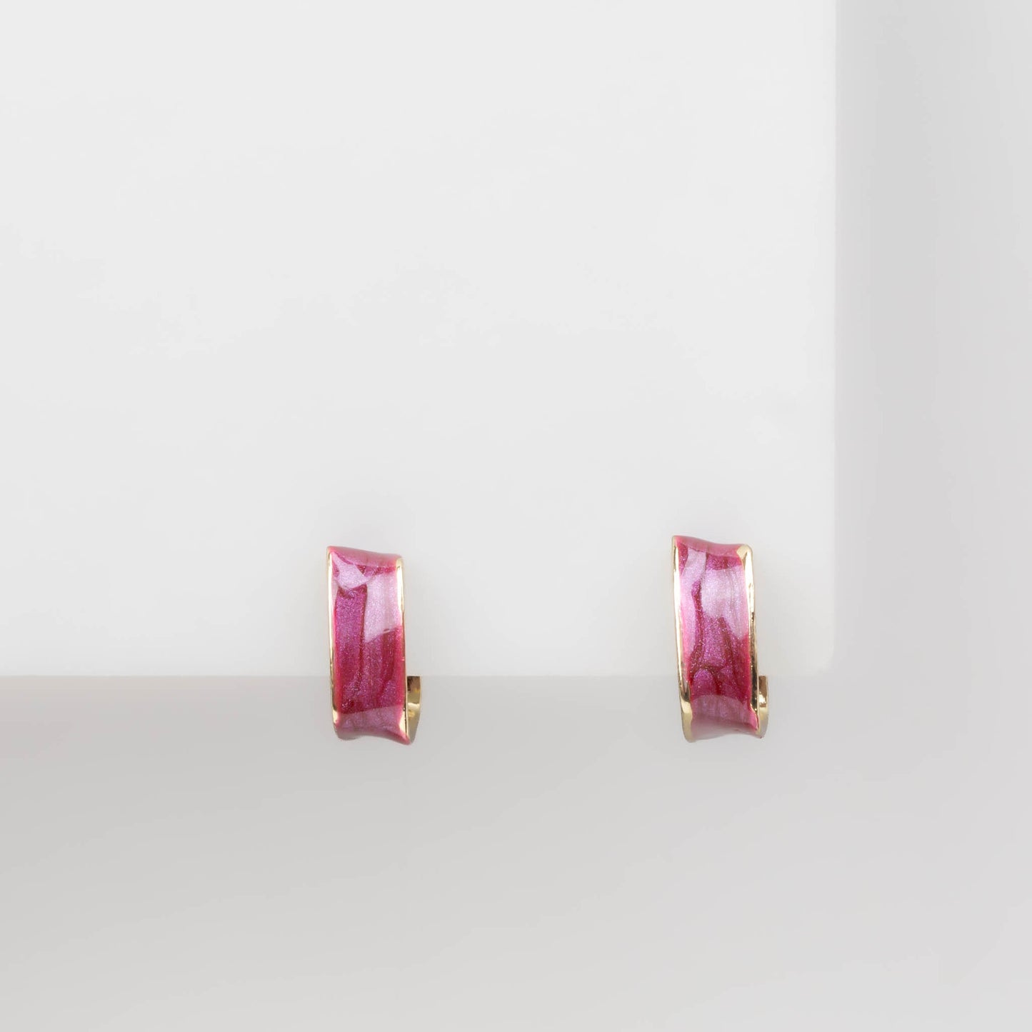 Cercei aurii tip verigă cu accent color glossy - Magenta