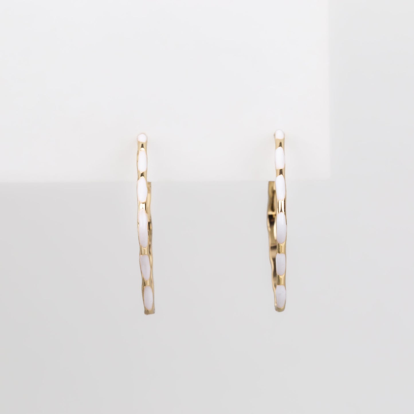 Cercei aurii tip verigă cu accente color - Alb