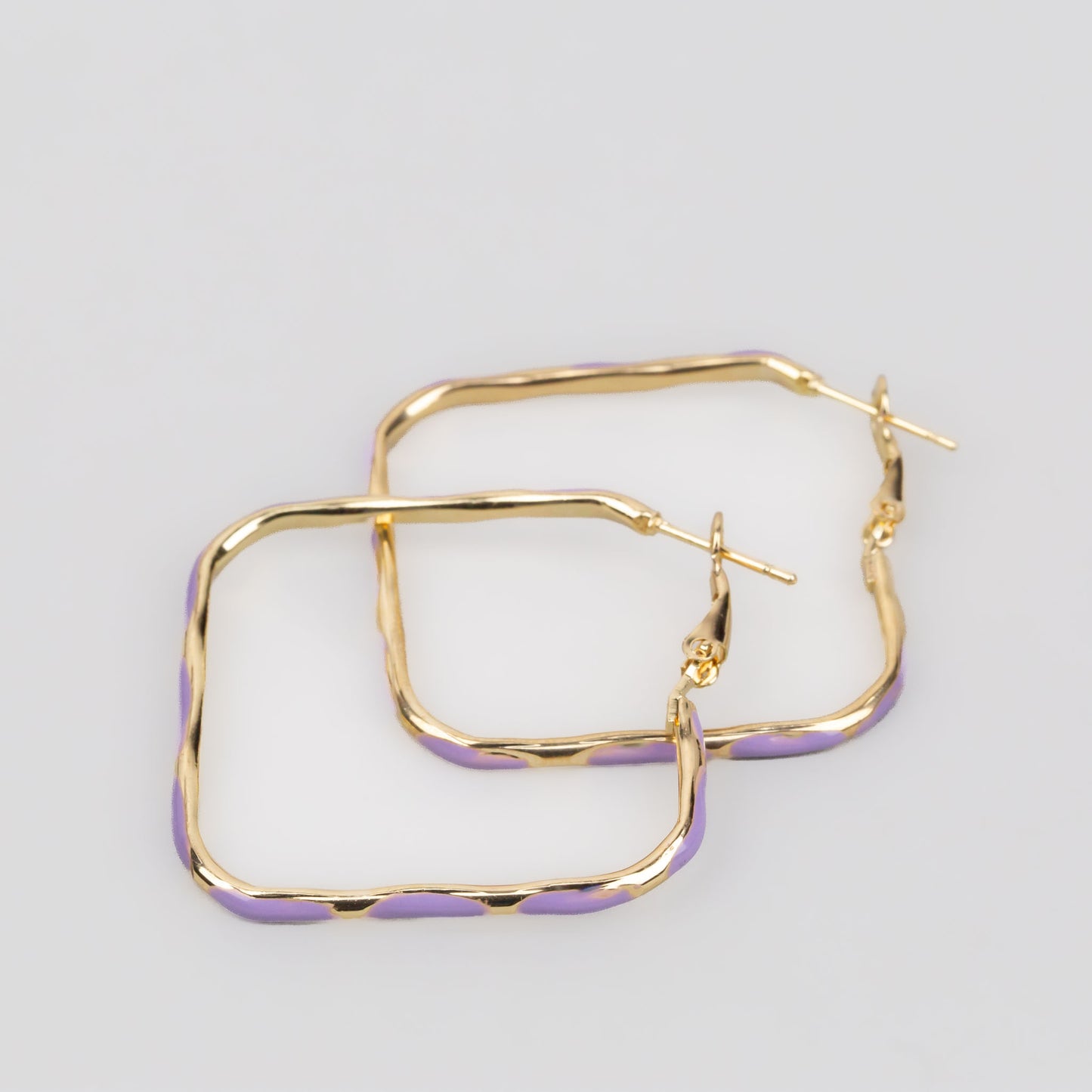 Cercei aurii tip verigă cu accente color - Mov