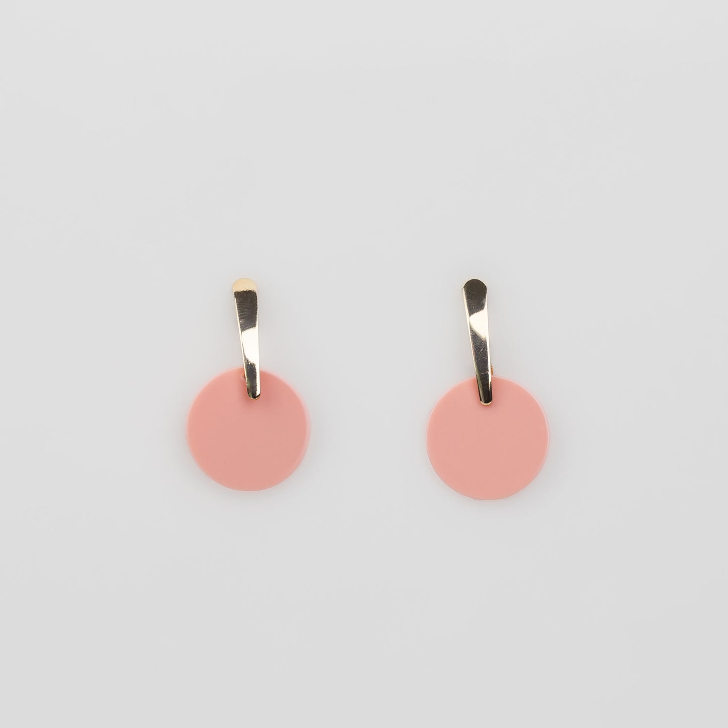 Cercei cu accent auriu și bănuț colorat - Roz Pudrat