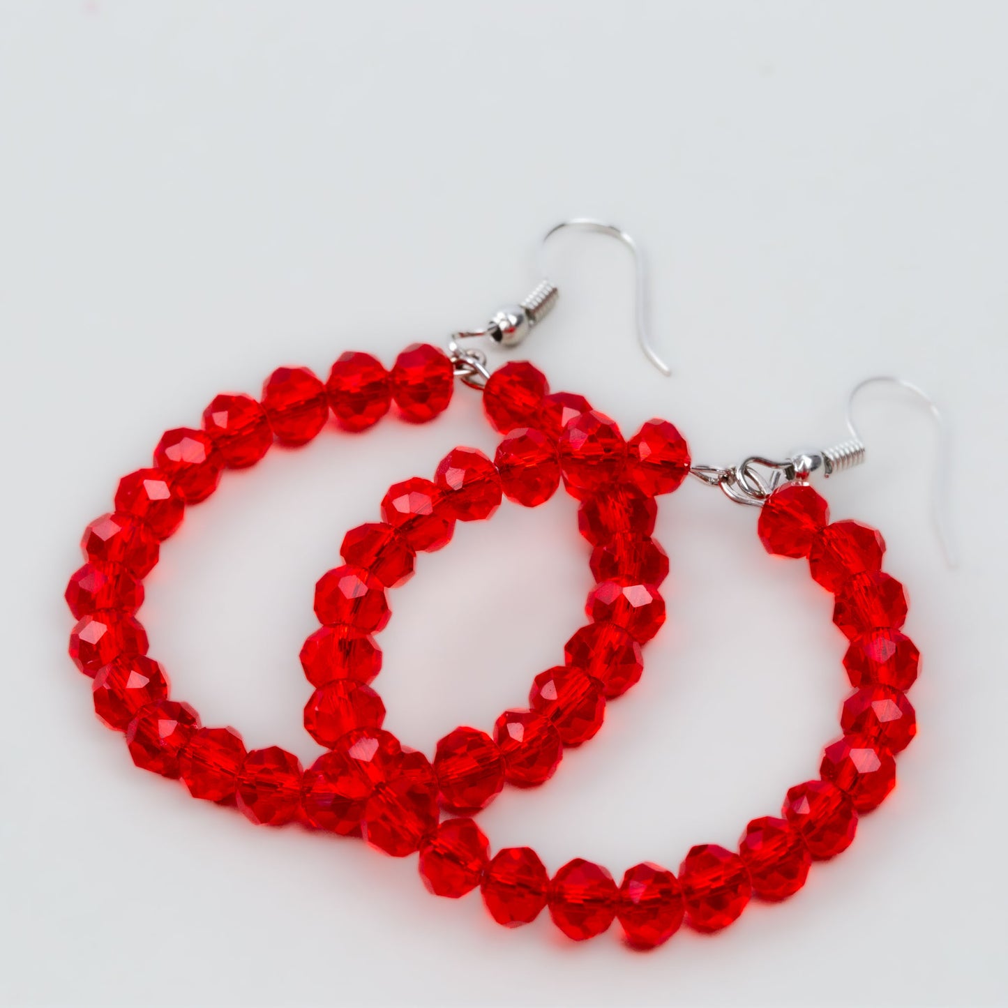 Cercei cu formă rotundă și pietre mari colorate - Roșu