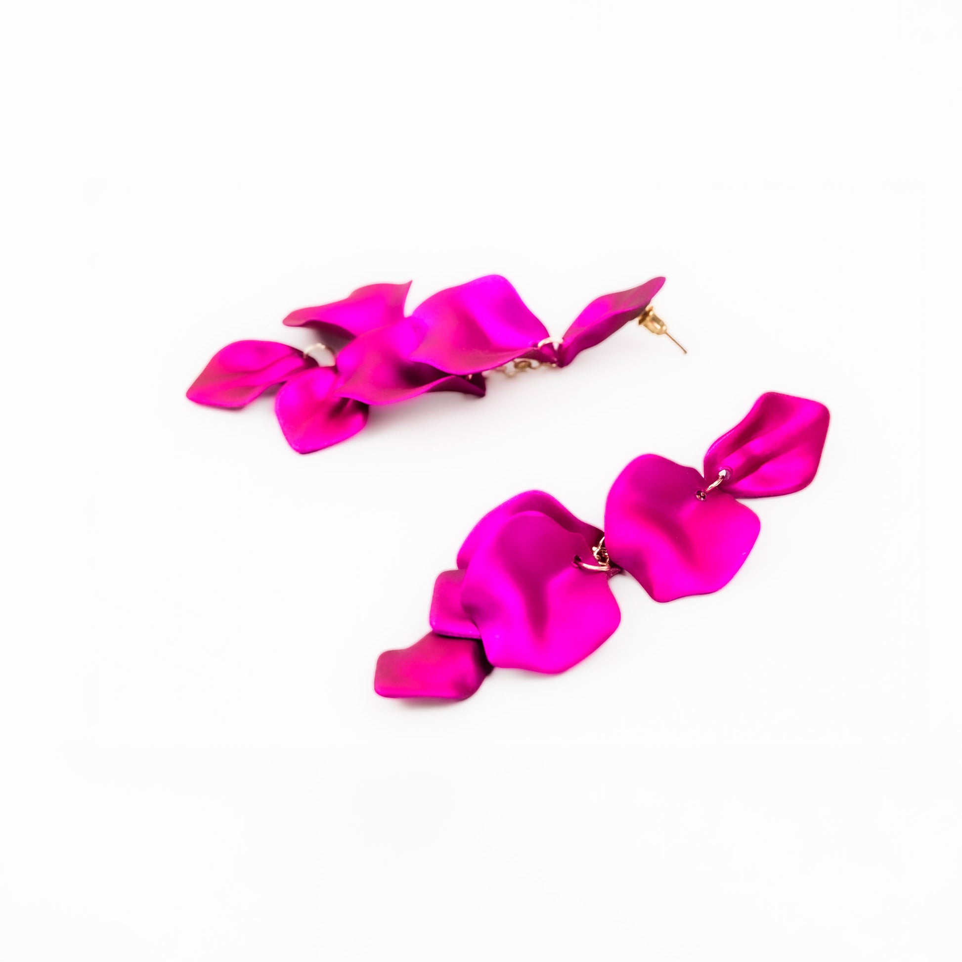 Cercei cu forme de petale delicate pe lanț - Magenta glossy