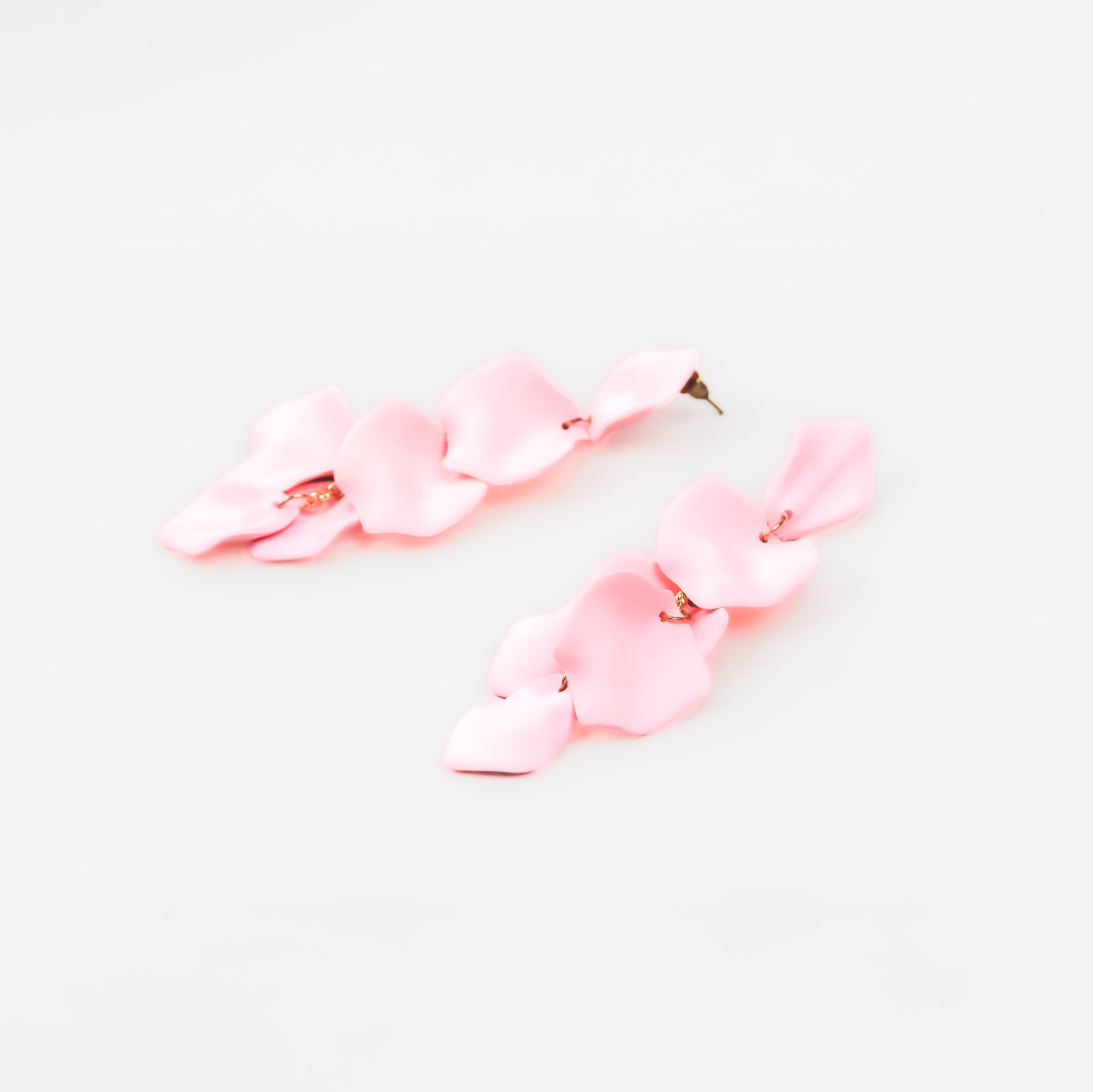 Cercei cu forme de petale delicate pe lanț - Roz