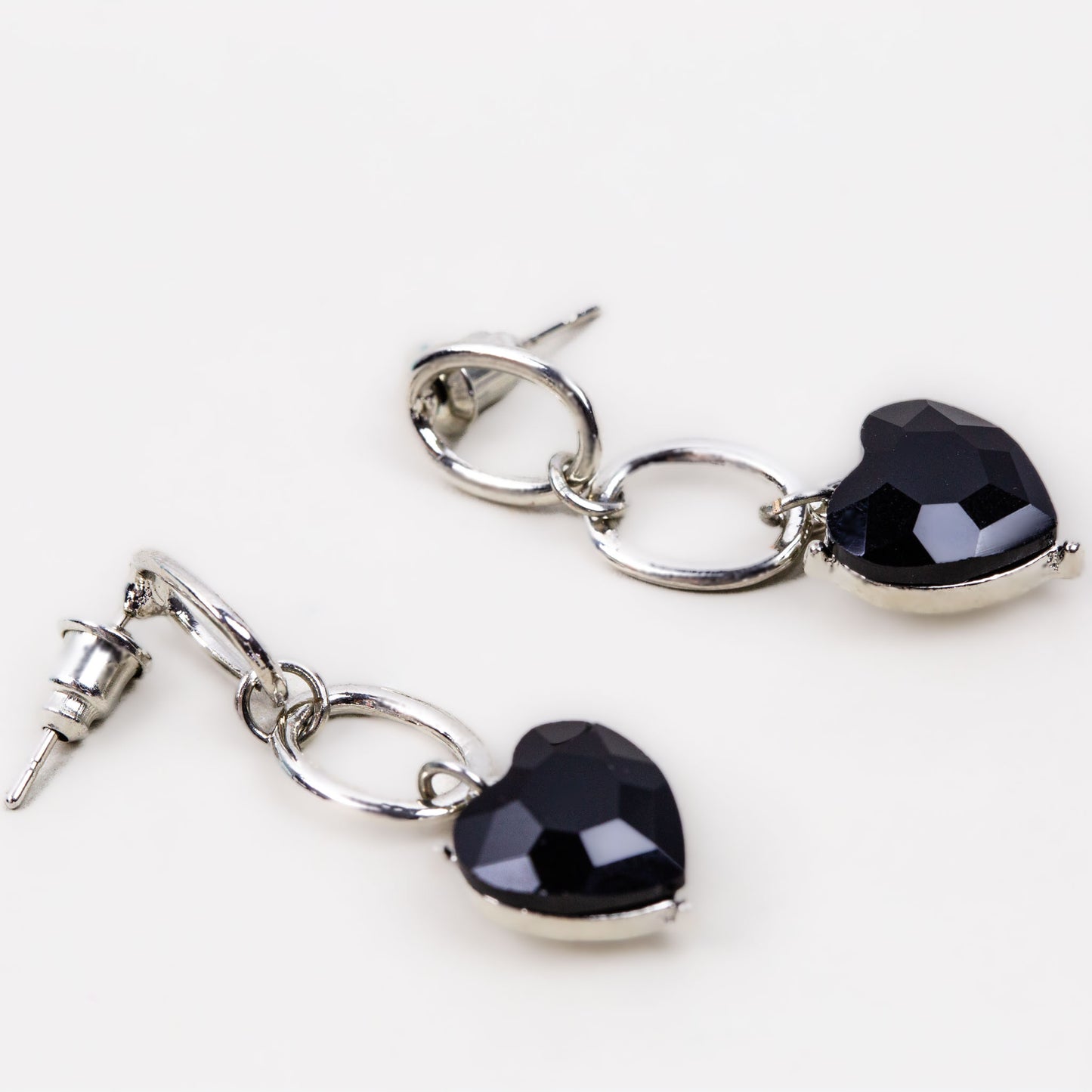 Cercei cu lanț și piatră neagră în formă de inimă - Argintiu