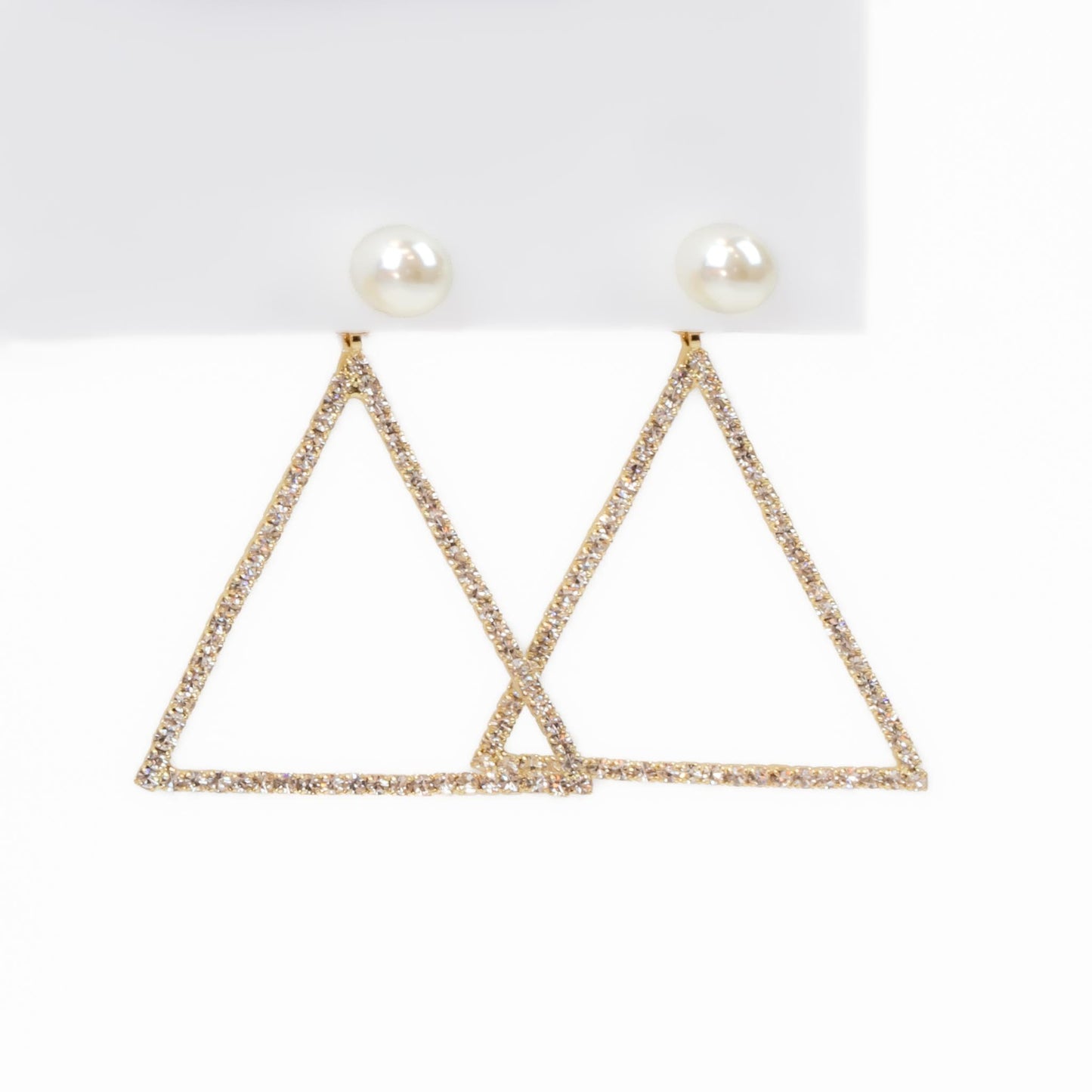 Cercei cu perle și pandantiv triunghi cu ștrasuri - Auriu
