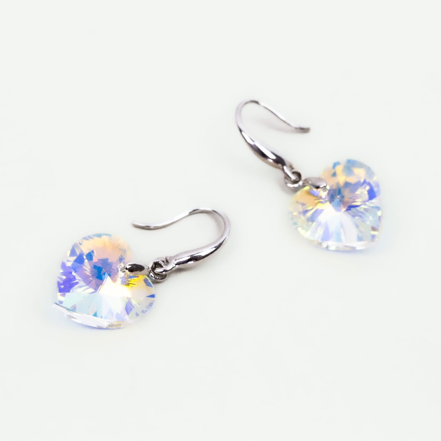 Cercei cu piatră în formă de inimă delicată - Alb transparent