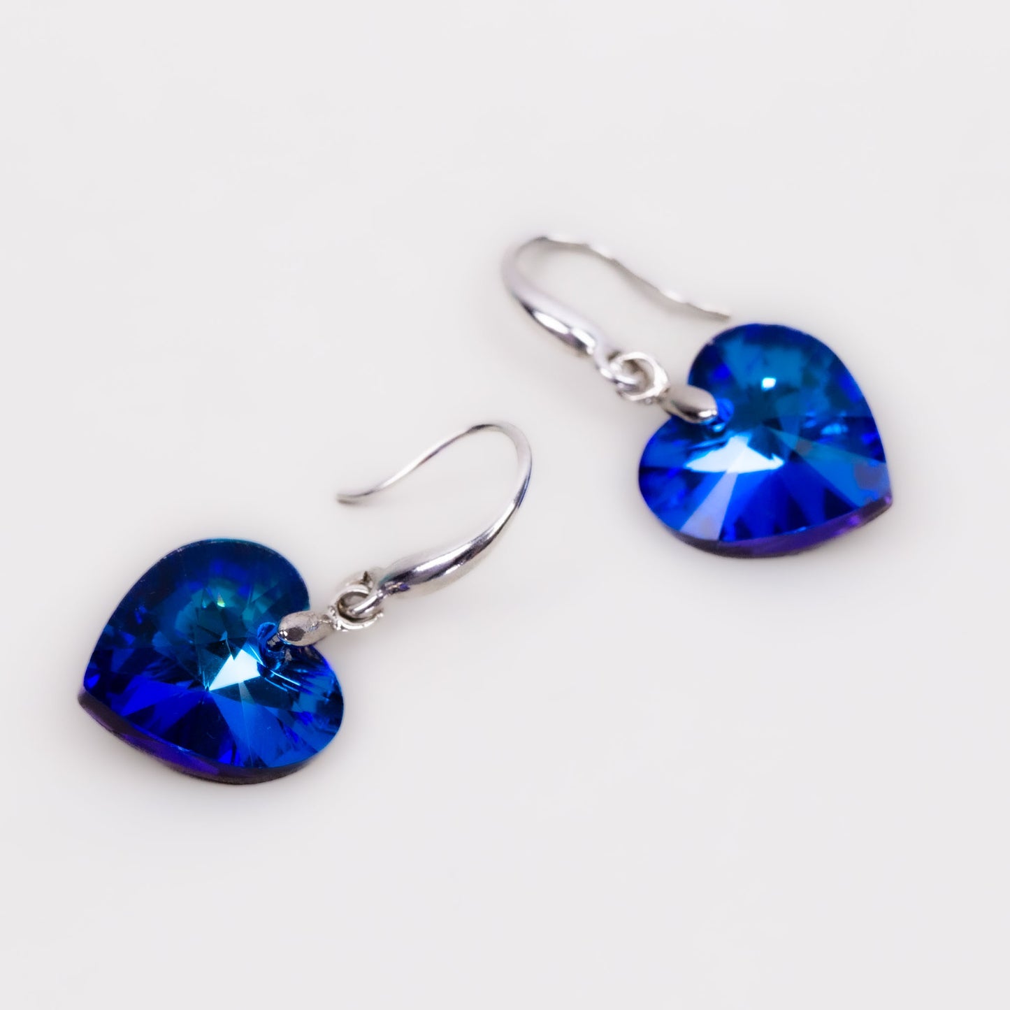 Cercei cu piatră în formă de inimă delicată - Albastru