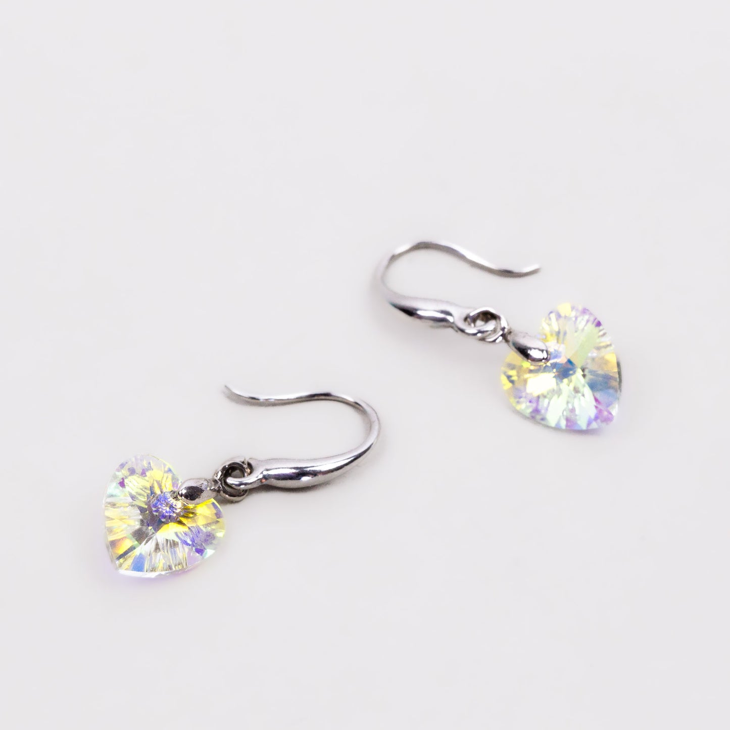 Cercei cu piatră mică în formă de inimă delicată - Alb transparent