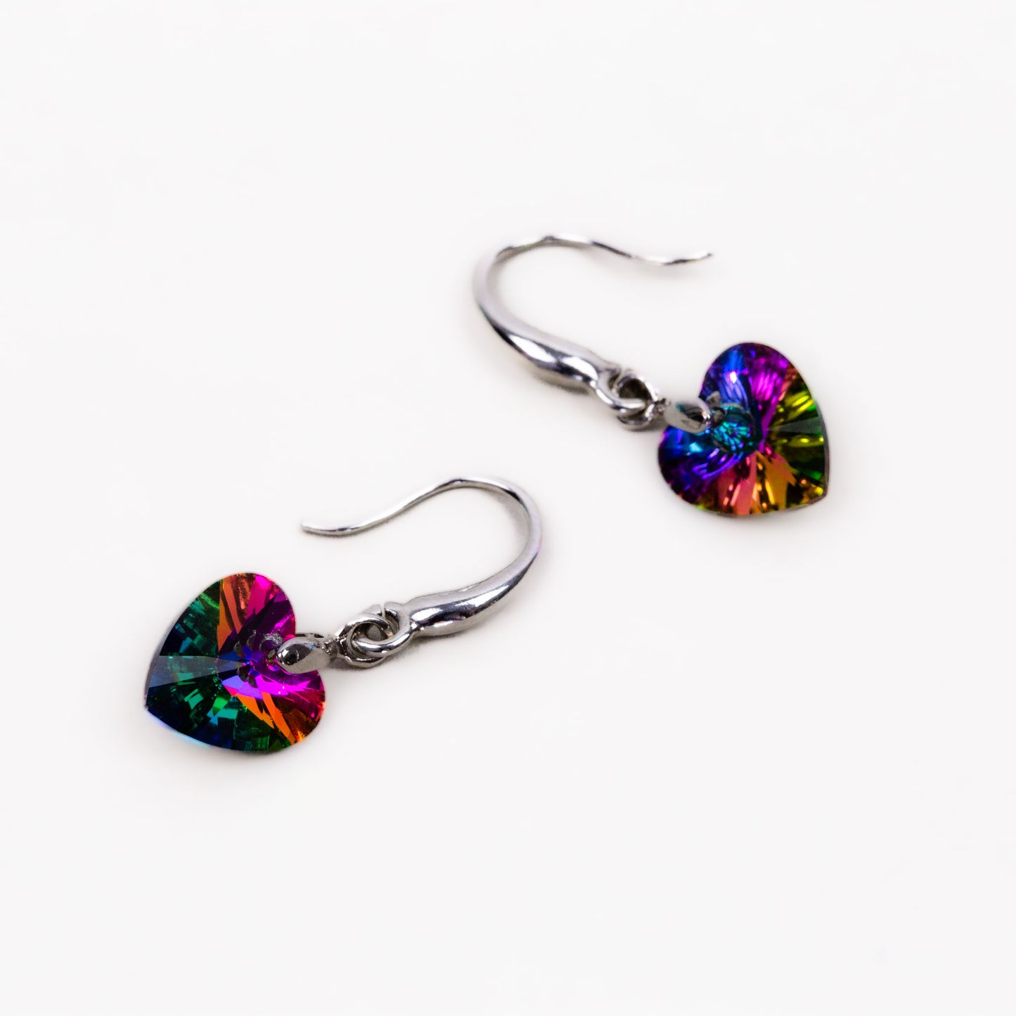 Cercei cu piatră mică în formă de inimă delicată - Multicolor