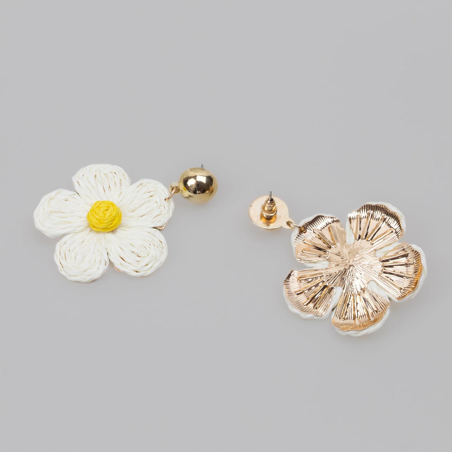 Cercei din ratan în formă de floare cu accent auriu - Crem