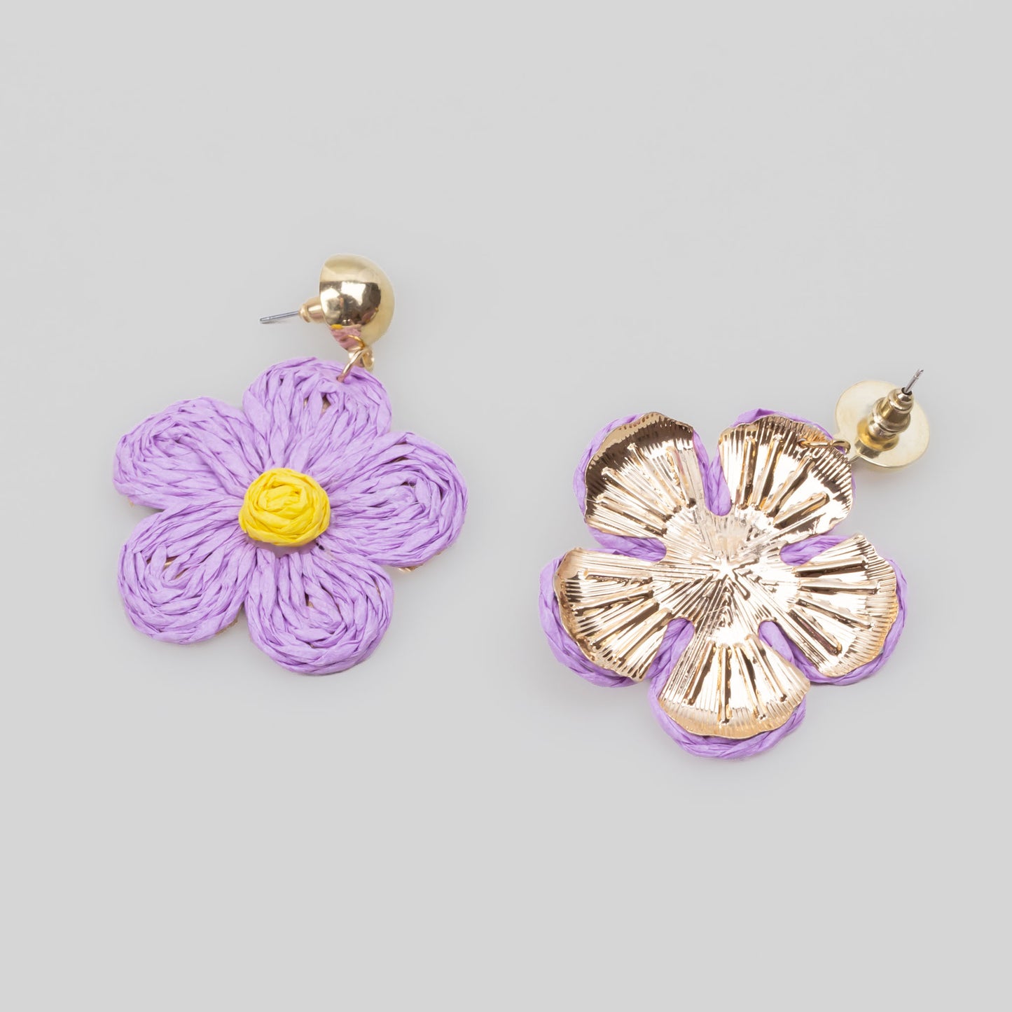 Cercei din ratan în formă de floare cu accent auriu - Mov
